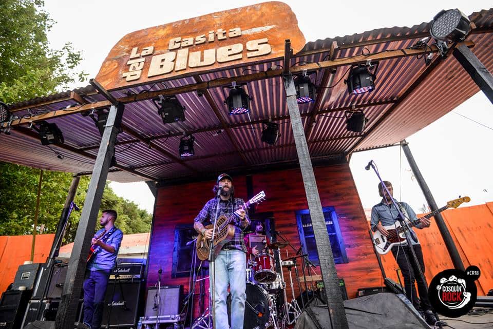 Cosquín Rock: La Casita del Blues - Ubicado con un pequeño escenario en forma de casa, cerca del patio de comidas, es uno de los sectores más interesantes desde su debut en 2017 en Cosquín Rock. Este año albergará a figuras como Botafogo, Jimmy Rip, Chris Cain y Deborah Dixon, entre otras grandes propuestas del blues. 59137e20 d845 4b8a 994d 00e153c44a93