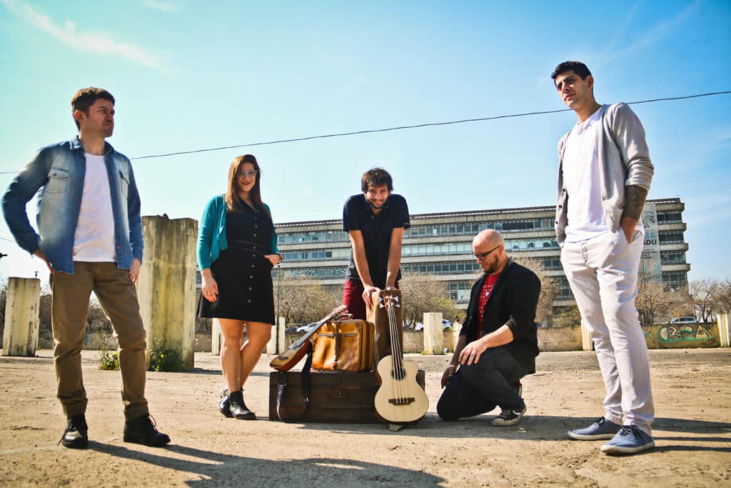 Olvidé San Telmo: "El show más importante de nuestra carrera" - Olvidé San Telmo se completa con Iván Deiana (charango, ronroco y sitar), Luis Fernando Chávez (voz, ukebass, accesorios), Carla Vera (Voz) y Román Lacrouts (ronroco y charango). En su primer álbum (2015) muestran una interesante fusión de folklore, jazz, ritmos balcánicos, rock y pop que invitan al baile y la relajación. 596c0a612f004d889afe639e92b0d35d