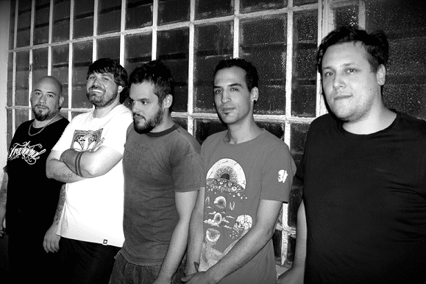 Proyecto Quasar: "La plenitud de la banda es el vivo" - El conjunto de Zona Oeste Proyecto Quasar acaba de lanzar el vinilo de su más reciente álbum "Donde los pájaros sienten temor. Parte 2: Conspiranoia". “Fue un hecho realmente impensado y estamos felices de que así haya sido –reconoce su tecladista Ignacio Ponzone–. Significa sentir que nuestro trabajo genera estas cosas y eso nos hace muy bien. El vinilo te acerca a mercados más específicos, reducidos, pero que están ahí y está buenísimo tratar de llegar a todos lados”.
La primera parte que antecede este material, fue presentado el año pasado bajo el nombre de "Paranoia", y mostraba la parte más agresiva y poderosa de Proyecto Quasar, mientras que su secuela, "Conspiranoia", introduce un poco más de calma. Los puntos en común de ambas placas son el arte visual del disco a cargo de Damián “Jack” Ledesma, donde se puede ver pájaros que ascienden al pico de una montaña en la primera parte, y en la segunda se los ve caer.
“Todas las canciones, de ambos discos, pertenecen a una misma etapa compositiva y las grabamos todas juntas. Quizás ese sea el hilo conductor, tácito, del disco. Si bien tratamos de no repetirnos, hay una identidad bien clara en las canciones y que forman un todo bien Quasar”, señala Ponzone.
A partir de este año comenzaron a trabajar a la par y de la mano del sello independiente Chancho Discos, y de ellos surgió la propuesta y toda la gestión. El encargado de los teclados agrega: “Los Chancho son un gran espacio, totalmente autogestionado por músicos independientes, con buena leche y con muchas ganas de hacer”.
Gestada en 2004 en Morón, la banda completa hoy sus filas con Emanuel Loyola (guitarra y voz), Mariano Potichkin (batería y voz), Maximiliano Lanchini (guitarras) y Alan Ferreira (bajo). Además de estos últimos dos materiales, cuentan con un álbum homónimo de 2008 y “Prosopagnosia” de 2011.
Desde hace tres años, además de llevar adelante su propia banda independiente, el quinteto decidió encarar en el Oeste otro proyecto propio: el “Ciclo No Nómade”, donde invitan a bandas amigas a participar con entradas gratis.
“La decisión fue hace mucho tiempo ya, varios años, cuando la escena under no era lo que es hoy –recuerda–. La idea era, mientras tengamos un espacio, invitar a las bandas que nos gustaran, que íbamos conociendo en este camino y que laburaran como nosotros. Lo bancamos mucho tiempo, fueron tres años de fechas con entrada gratis para la gente, y la satisfacción es que lo hicimos, nada más que eso”.
¿Cuál dirían que es el punto fuerte de Proyecto Quasar?
El “vivo” puede ser uno, tratar de seguir generando ideas y música auténtica, sincera y sentida. Creemos realmente que la plenitud de la banda es el “vivo”, cuando estamos los cinco juntos generando esa combustión. Los discos hay que hacerlos para dejar guardadas las canciones, pero lo que realmente amamos es tocar nuestras canciones en una sala de ensayo o donde sea.
¿Qué balance hacen de este 2017?
Fue un gran año para nosotros a pesar de la situación difícil del país. Comenzamos a trabajar con el sello, pudimos editar el disco en CD y vinilo, terminamos el “Ciclo No Nómade” luego de muchos años, y hemos participado y compartido con muchísimas bandas amigas fechas hermosas durante todo el año.
¿Qué planes hay para 2018? ¿Están pensando ya en nuevo material? Sí, estamos armando las canciones que serían para el próximo disco, el quinto. La idea es hacer una sesión audio-visual en este veranito que se viene, en nuestra sala/estudio Catulo Records, y más para mitad de año empezar a grabar el álbum nuevo.
¿Les gustaría telonear alguna banda extranjera?
Sinceramente no pensamos mucho en esas cosas, pero podría ser Radiohead, At The Drive-In, Tigran Hamasyan, por nombrar algunas que están en actividad que nos vuelan la cabeza.
Proyecto Quasar se presentará el viernes 22 de diciembre, a las 23.30, en El Emergente de Almagro. Acuña de Figueroa 1030, CABA. 596f7fc2 69b4 491f 811c 6095035022d2