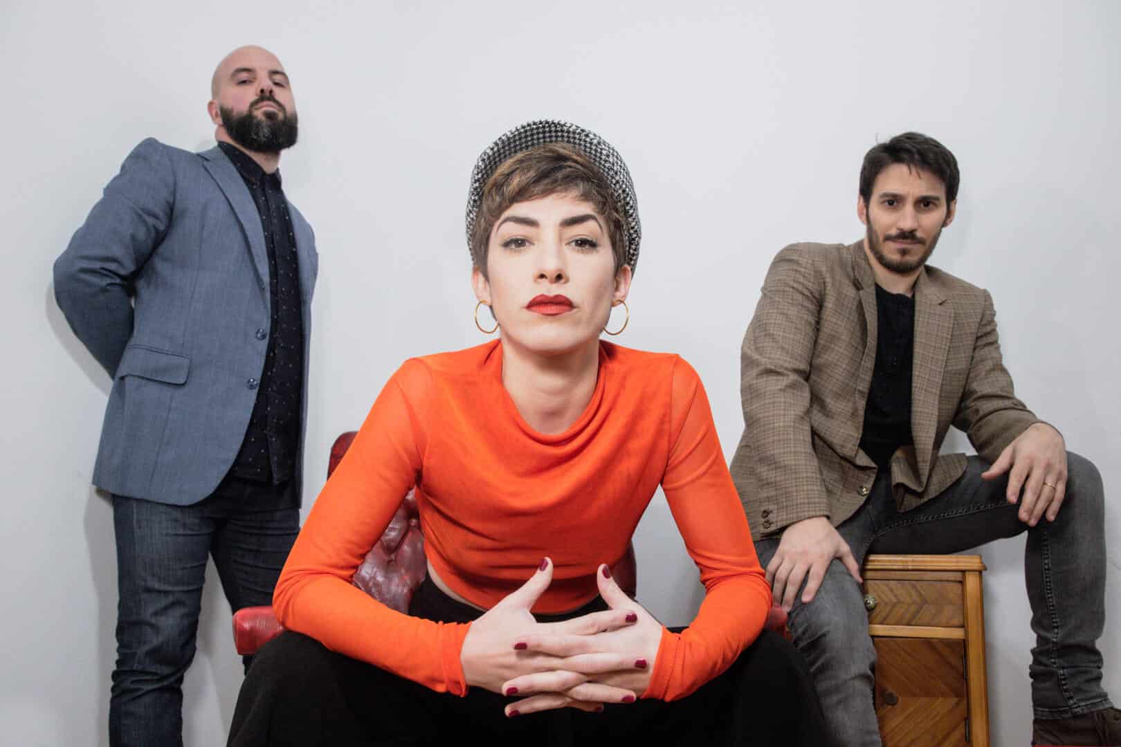 Milhojas: "Es probable que en este disco hayamos encontrado una nueva identidad" - Con mucha frescura y también consolidados en la idea sonora del pop funk, el trío de Buenos Aires lanzó uno de los mejores materiales discográficos de lo que va de este año, "Antídoto". "Es un EP de 5 canciones que parten desde la improvisación de trío: teclado, batería y bajo –explica Gimena Álvarez Cela, cantante y pianista de Milhojas-. Mantiene un beat arriba. Algunos temas son luminosos medio synth pop, otros más oscuros y trabados rítmicamente. Las canciones narran diferentes historias, mambos, ilusiones, desilusiones. Se trata de aplicar un poco una especie de antídoto musical".
¿En qué se diferencia a los dos anteriores discos?
"Antídoto" sigue una misma línea todo el recorrido del álbum, un concepto y un audio que lo mete en un mismo lugar. Los anteriores son más de canciones sueltas, no siguen un hilo, y fueron interpretadas de manera más clásica. Es probable que en este disco hayamos encontrado una nueva identidad.
¿Qué cosas sentís que aún conservan como banda en estos once años de formación?
La amistad, la química musical, y esto de aprender a la par todo lo que vamos haciendo a medida que crecemos.
¿Cómo surgió la idea hacer un show en conjunto y de fusionar ambos proyectos para un show con Los Jureles?
Nos enteramos que estábamos en la misma, por sacar un disco. Buscando lugares, nos permitimos llamarnos para compartir fecha hasta que caímos en la cuenta que por ahí lo que está bueno compartir es la presentación de nuestros discos, visto que tenemos mucha afinidad musical y buena onda entre las bandas.
¿Cómo será el show?
Bailable, con invitados, muy energético.
¿Qué tiene Los Jureles que te gustaría que tuviera Milhojas?
Me gusta un montón cómo se expresan corporalmente, se animan a todo y eso está buenísimo.
Milhojas se presentará junto a Los Jureles el domingo 18 de agosto, a las 21, en Club Lucille. Gorriti 5520, CABA. 599fe709 2bf7 4ec6 9fa9 7c73bf50e0f4