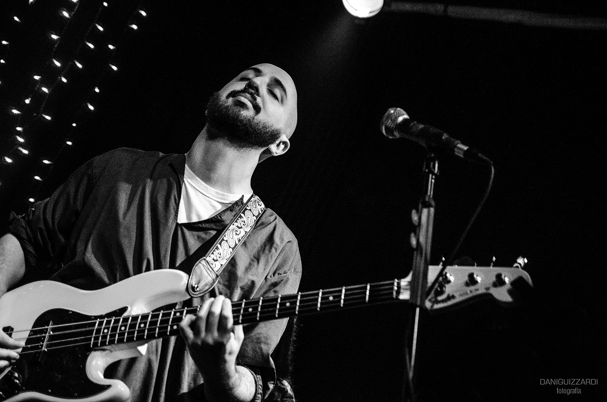 Javier Mareco: "Lo que importa es lo que suena" - Solista pero con banda que lo acompaña, a la que bautizó como Los Monos del Espacio, el bajista y cantante que ha tocado junto a Lito Vitale y Cafundó, entre otros, comenzó desde 2015 su propio proyecto con el cada año comparte cinco temas únicamente en formato digital. ¿Qué es lo que te llevó a emprender tu propio proyecto musical?
Las ganas de hacer algo propio empezaron con una grabación casera que hice del tema "Mandolín", de Gustavo "El príncipe" Pena. En seguida lo empecé a mostrar a amigos y recibí muy lindas respuestas. Poco tiempo después escribí unas canciones, y las mostré de la misma forma. Ahí le empecé a tomar el gusto a mostrar algo con mi propio nombre e impronta, y ahora es lo que más me gusta hacer en la vida: hacer sonar mis caprichos y mostrárselos a todo el mundo.
¿Cuánto de lo aprendido tocando junto a otros reconocidos músicos hay en tu carrera?
Todo. De alguna forma u otra, si uno tiene las antenas prendidas, todo el mundo te enseña algo. Para mencionar un ejemplo concreto: con Lito Vitale aprendí un gusto por el hecho de hacer música y una sincera admiración por los pares que no vi en todos lados. Él es un verdadero fan de todos sus colegas, y nunca lo vi pasarla mal en un escenario. Esa humildad la encontré en muchísimos músicos renombrados con los que trabajé gracias a él. Hilda Lizarazu y Lucho González se me vienen a la mente como otros ejemplos de lo mismo. A la hora de llevarlo a mi música, esa entrega al talento de los otros es lo que me llevó a convocar a mis amigos músicos que integran a los Monos del espacio. Admiro mucho a cada uno de ellos, y les pido que graben y toquen en vivo mi música porque sé que va a sonar mejor en sus manos.
¿Por qué decidís no editar tu música en formato físico?
En una época la única forma de que otros escuchen tu música eran los CDs, antes de eso los cassettes, antes de eso los vinilos, y previo a eso solo yendo a verla en vivo. La tecnología y el soporte cambian, pero al fin y al cabo lo que realmente importa es lo que suena. No sé cuál es la forma del futuro, pero la estamos inventando entre todos, y editar mis temas solo en formato digital es la mía en este momento. Muchos le ven un valor agregado al hecho de tener el disco en las manos, y me parece perfecto. Yo sólo me enfoco en lo que suena y en que le llegue al público.
¿Tenés claro cuál es el eje que perdure en tu variado estilo?
Creo que el eje se da solo por el hecho de que todo pasa por mi subjetividad. Pero si lo buscara, me aburriría. Me gusta mucho tener la libertad de poder componer una cumbia instrumental un día, y al otro día una canción de cuatro acordes con guitarra, y que todo conviva dentro del mismo proyecto. Si hay una línea que lo une a todo, que aparezca sola. A mí me gusta escuchar música lo más variada posible, incluso dentro de un mismo show o artista, y por eso me termina saliendo así.
Javier Mareco y los Monos del espacio se presentará el sábado 8 de julio, a las 20.30, en CC Matienzo. Pringles 1249, CABA. 5d495426 1e2d 4356 8f2f b2cabb3bab22