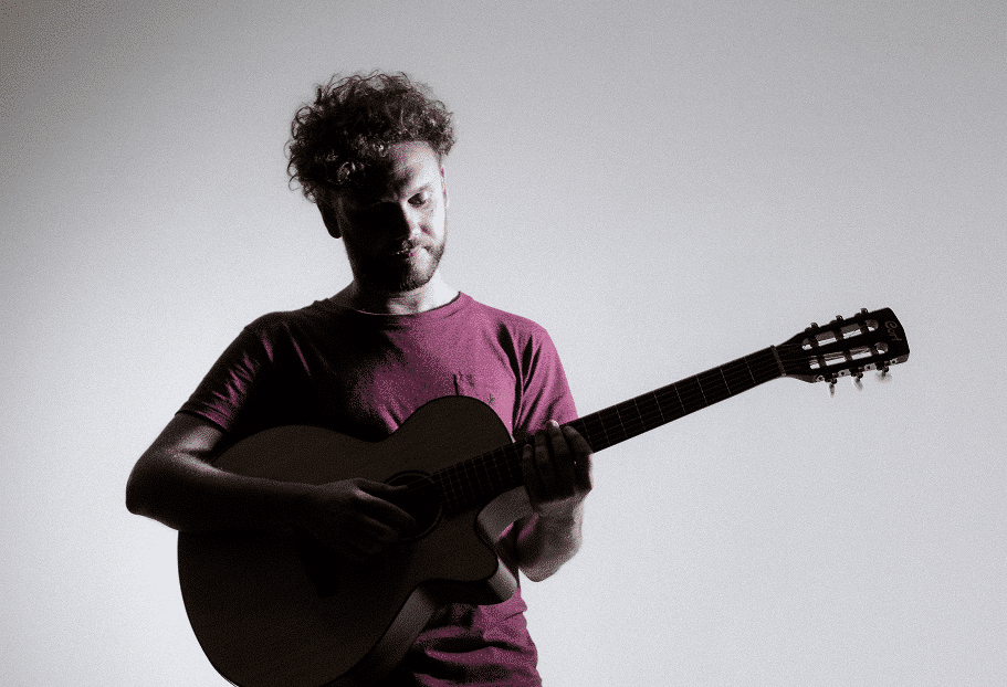 Cristian Calavia: "Es un disco bastante resiliente" - "Las canciones tienen una línea conceptual, pero creo que una vez que las das a conocer dejan de ser totalmente tuyas –afirma Cristian Calavia-. Lo mejor de componer una canción es cuando quienes la escuchan se la apropian. Siento que es un disco bastante resiliente. Habla sobre la pérdida, pero también sobre lo que esas mismas pérdidas hacen a lo que somos". 60694196 aeef 4033 9653 74a79cb05e4b