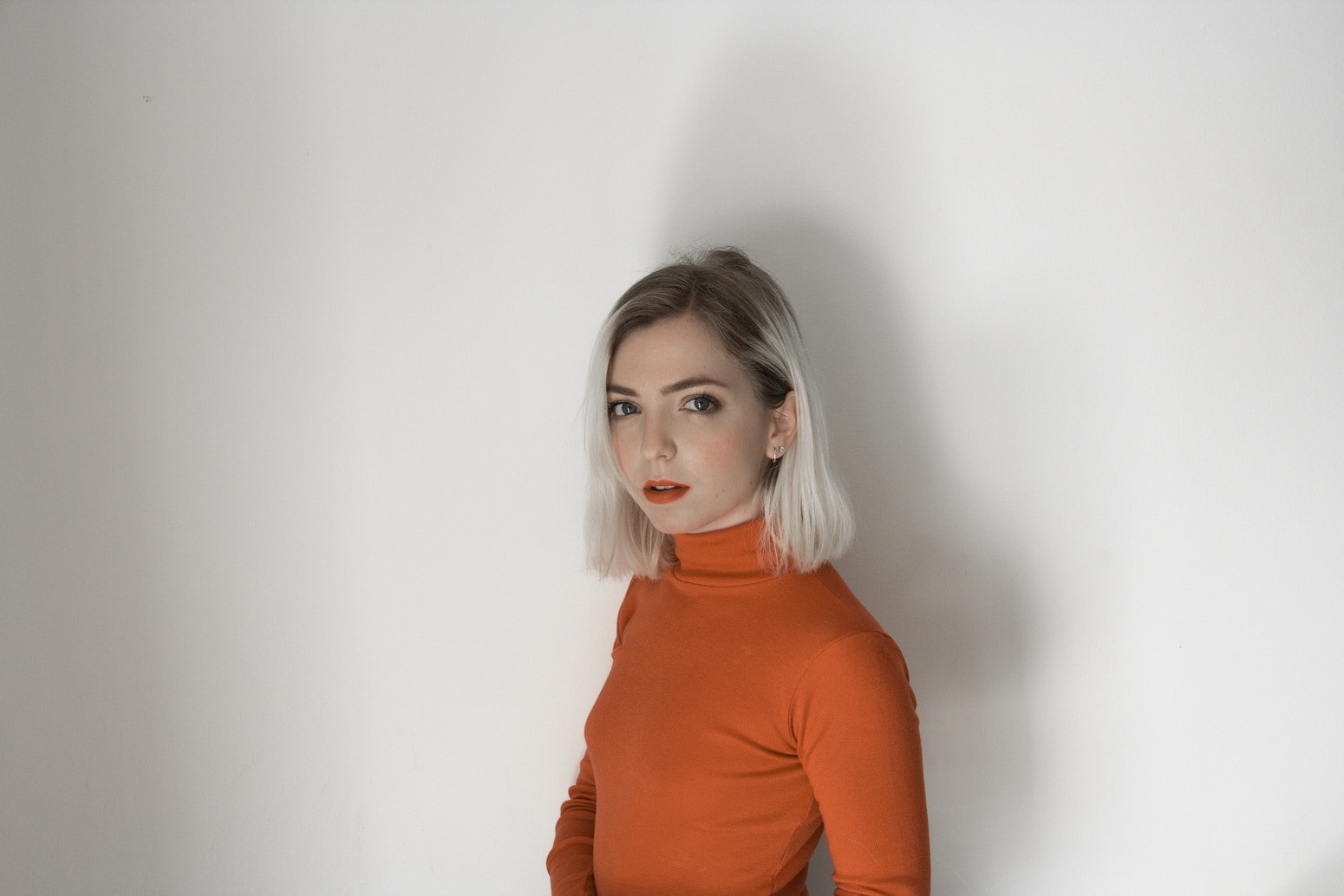 Julia Agra: "No me identifico con un género musical en particular" - La compositora y cantante argentina Julia Agra presenta su cancionero álbum debut, "Fuego nuevo", el cual oscila entre el rock, el pop y la electrónica. "Nos llevó un año y fue un proceso muy lindo –cuanta Julia sobre el armado de la placa–. Lo que más me emocionó fue ver a las canciones transformarse con los aportes de cada uno de nosotros. Fue un trabajo de equipo. Cuando terminamos de grabarlo, y después de la mezcla y mastering de Mariano López, para mi cobró sentido el disco: le dio como una unidad a lo que yo había creído eran sólo mis primeras canciones todas juntas". Entre las influencias de la joven cantante puede aparecer un amplio abanico de opciones como Luis Alberto Spinetta, Sig Ragga, John Mayer, Esperanza Spalding, Gretchen Parlato, Joni Mitchell, Kimbra, Chet Baker y Bill Frisell. Julia señala que cuando empezó a escribir canciones e interpretarlas con su guitarra no estaba en sus planes editar un disco pero que luego de comenzar a tocar con su primera formación surgió la idea a medida que se fue encariñando con el proyecto. "Fuego nuevo" terminó de materializarse luego de 40 jornadas de grabación en el estudio "Santito". La compositora señala que en su álbum debut le canta "al amor y a la emoción de conectarse con sentimientos que son esenciales para crecer" y agrega: "Me conmueven mucho estas canciones y los momentos de escribirlas fueron de mucha emoción". ¿Te interese más conectar con el oyente desde lo sonoro, generando distintos cambios y paisajes musicales o desde lo lírico, con la identificación de las letras? Si tengo que elegir: la letra. Van directo al corazón. Toqué mucho estos temas sola con mi guitarra, y siempre sentí que las letras llegaban muy fuerte de esa manera. La posibilidad de poder trabajar estos temas con banda y en el estudio fue increíble porque para mi se completó el sentido de las canciones y les dio otra profundidad, como un complemento. Con la canción como base, recorrés distintos géneros, ¿cómo nace en vos esta idea musical y concepto sonoro para tu repertorio? Quizás porque no me identifico con un género musical en particular, y siempre escuché todo lo que me llamó la atención. Para mi lo más importante es lo que se dice, la canción. Me gusta poder ser flexible en todo lo demás. Fue un disco planteado como una búsqueda, y no tanto como un show de banda en vivo. La idea era que si soñábamos un sonido, podía estar en el disco porque no había límites con eso. ¿Qué objetivos tenés para tu carrera musical? Ya estoy escribiendo nuevas canciones que quisiera producir y grabar en 2018. Me gustaría sacar un álbum corto el año que viene. Ese es un objetivo, aparte de obviamente tocar y presentar el disco lo más que se pueda. El gran sueño es que mi música me lleve a viajar y tocar por muchos lugares. Julia Agra se presenta el jueves 7 de diciembre, a las 21, en Teatro Nun. Juan Ramírez Velazco 419, CABA. 609eba21 20be 4732 ac52 0beb72db199d