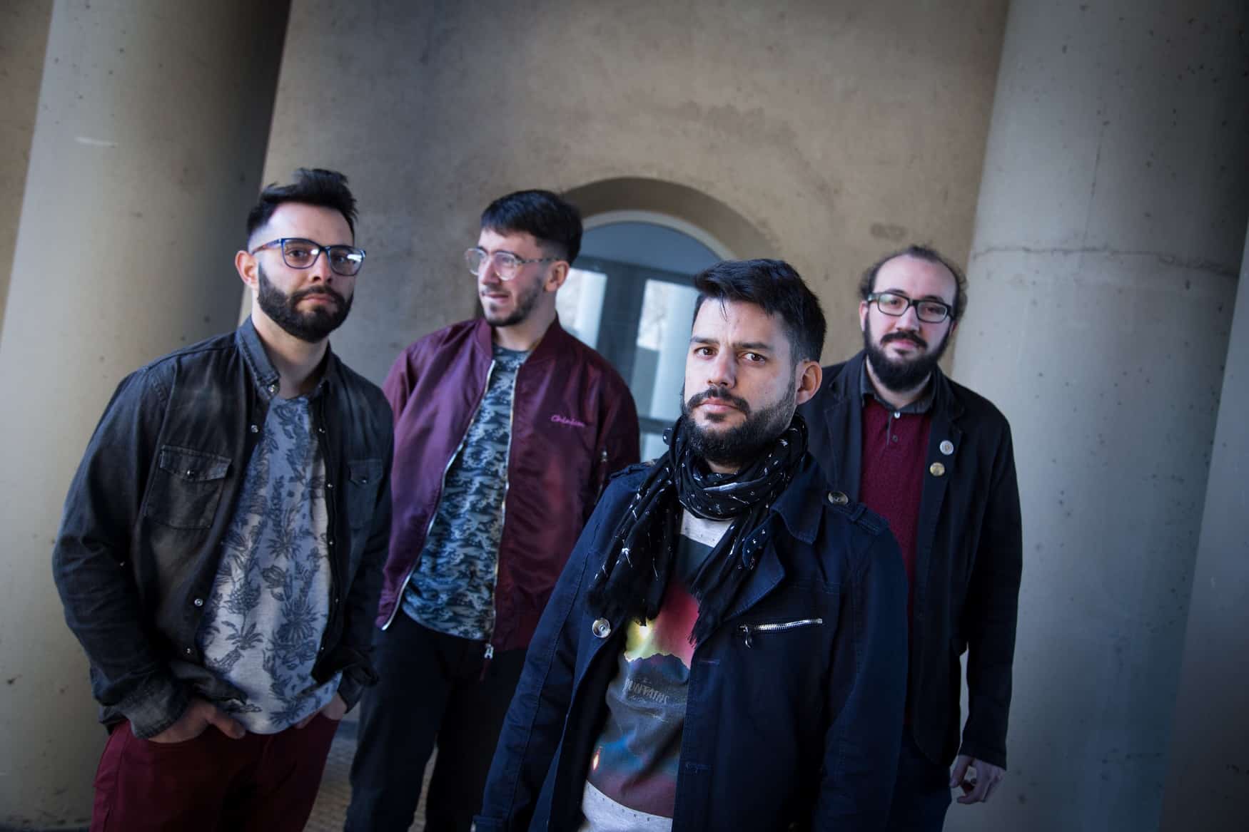 Surikata Ki: "Uno de los objetivos fue que los temas puedan bailarse" - Con su segundo disco, "El choque del cometa", y con apenas siete años de formación, Surikata Ki asoma como una de las propuestas indie más interesantes de la escena cordobesa. “La producción y la creatividad pasan por los momentos y estados emocionales por los que atraviesa la banda como grupo humano –afirma su cantante Sebastián Gualda-. Hemos tenido años de mucha creación de canciones y otros donde la preocupación pasaba más por afianzar el show en vivo. Desde le gestación de ‘El Choque del cometa’ estamos muy prolíficos y ya estamos trabajando temas nuevos”. En este disco hay canciones más pegadizas, mucho más pop que en "Habitación" (2016), ¿hay un objetivo de buscar un hit o prefieren no centrarse en eso? Cuando empezamos a componer “El Choque del cometa” nos dimos con que el banco de ideas que teníamos era bastante rítmico y groovero y decidimos potenciar eso. Uno de los objetivos fue que los temas puedan bailarse y sobre eso construimos. El hit en realidad es algo que encuentra la gente. Hay un auge de bandas indie pop con influencias de los 80 y parte de los 90 que está copando la escena nacional, ¿cómo se sienten ustedes dentro de esa escena en córdoba y en todo el país? Nos encanta. Hay en el rock nacional de los 80 y 90 mucha data muy fina de genios como Charly García, Spinetta o Virus que claramente está siendo revisada y reformulada por muchas bandas indie. En nuestro caso, siempre fuimos un poco eclécticos en nuestras influencias: escuchamos mucha música, también sumamos referencias como Café Tacvba, Camila Moreno, Juana Molina, Radiohead. En la diversidad de fuentes encontramos la particularidad de nuestro sonido. No componemos tratando de sonar a “indie nacional” o “cordobés”. Van a estar tocando pronto en Club Paraguay junto a otras dos bandas cordobesas, ¿qué expectativas tienen para esa fecha y con qué se va a encontrar la gente en el show de ustedes? Es la presentación de Chancho Discos en Córdoba con las tres bandas de la provincia que integramos el sello: Lautremont y Anticasper sacaron el año pasado tremendos discos y son dos bandas que admiramos muchísimo. El nuestro es un show intenso, de mucha entrega sobre el escenario que busca conectar con el público desde un lugar de disfrute, baile y sincera libertad. Foto: Sofía Magrini Surikata Ki se presentará el sábado 18 de mayo, a las 20, en Club Paraguay. Pasaje Agustín Pérez 99, Córdoba. 65716aa4 d1de 43c9 bd1e 1bc4032e269f