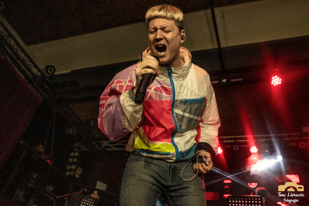 Emanero en El Teatrito - El rapero y artista urbano Emanero se presentó en El Teatrito con un repertorio basado en temas de su cuarto disco, "Tres mil millones de años luz", y hits de sus trabajos anteriores. Las fotos son de Tomi Llorente. 6cb1d08c 2ab9 4321 b1d4 691d1915c9c4