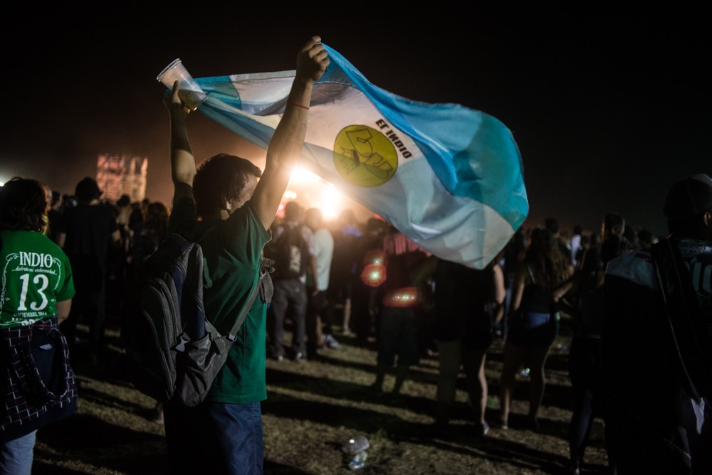 Indio en Mendoza: algún día se van a avivar - "No importa si no se escucha, esto es una fiesta igual", me dijo un pibe a mi lado que intentaba justificar de cualquier forma al Indio Solari. Pero internamente, él sabía que con un volumen adecuado, la misa era completa. 6cc26eb0 77e4 4345 8f67 fcffd986574f