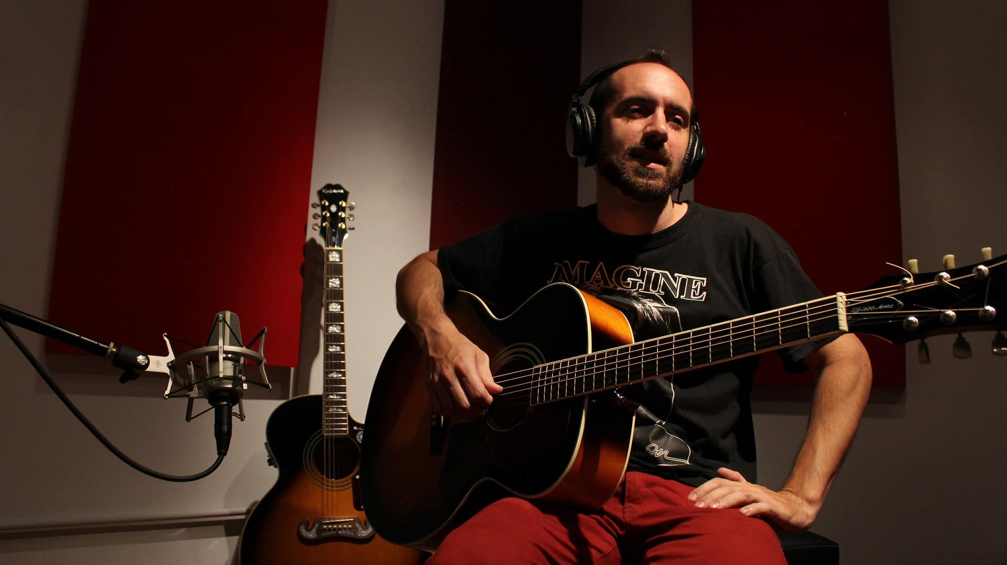 Ernesto Herrera: "La música podría pensarse como infinita" - "Es una invitación a detenernos en las vibraciones, emociones y pensamientos que genera el tiempo como idea global: Pulso=Reloj, Pulso=Ritmo, Pulso=Corazón –explica Ernesto Herrera-. Detenerse a pensarlo genera una emoción, un sentir. Pensar que el ritmo es una de las características de la música. El ritmo consta de unidades de tiempo; el tiempo es infinito, por ende, la música podría pensarse como infinita también. O pensar cómo cualquier emoción influye directamente en la noción del tiempo. Cuando abrazás profundamente a alguien, y de repente sentís que el tiempo se detiene. Cuando sentís ansiedad por algo que deseás o extrañás. Esa noción del tiempo se vuelve algo vertiginosa". 70d1e72a 24b6 44a2 a338 f83cdebc9f2d
