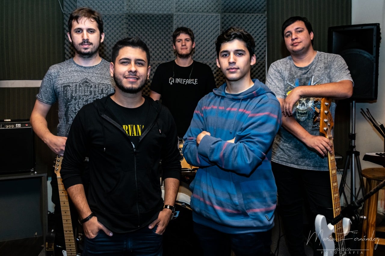 La Inefable: "Tratamos en lo posible hacer la diferencia en cada show" - Nicolás Díaz en voz, Matías Moreyra en guitarra, Juan Andrés Giampaoli en batería, Maximiliano Nuñez en bajo, Facundo Moreyra en teclado y Patrico Masiello en letras conforman esta banda de las localidades santafesinas de San Genaro y Barrancas, afincada en Rosario que permanece en una inagotable búsqueda de sonidos y estandartes que los conmuevan. Este fin de semana, La Inefable toca con Patagonia Revelde en La Sala de las Artes y su vocalista habló con nosotros, en la previa del show.
Vienen de una región de mucha cumbia santafesina, sin ir más lejos de los pagos del Aclamado Amistad. Ya instalados en Rosario ¿Cómo los reciben cada vez que vuelven a sus pueblos?
El recibimiento siempre es muy cálido. Nos encanta encontrarnos. Hay una energía y una complicidad que disfrutamos mucho. Ellos, al público me refiero, son la fiesta hasta cuándo suenan las canciónes bajón (risas). Cantan, bailan, hacen pogo. Son los que permiten que esto exista, permanezca y vaya creciendo. Y es un aguante recíproco. Si no vamos para los pueblos, se vienen ellos a los shows que hacemos acá en Rosario.
Ni hablar del éxito en YouTube pero ¿qué sintieron cuando en Spotify sus canciones pasaron el tembloroso "<1000"?
Nosotros somos del under y venimos laburando todo de manera independiente, si se quiere. Es una grata sorpresa enterarnos que personas de distintos puntos del país elijan escuchar nuestras canciones genuinamente. No tiene precio ni numero. Con Spotify nos pasó algo ademas muy lindo que tiene que ver con la comunión entre bandas. Nos enteramos por medio de una banda amiga que era posible poner tu música en la plataforma mediante distribuidoras digitales y le dimos para adelante sin dudas. La accesibilidad de esta plataforma nos permitió llegar a rincones impensados. Gran porcentaje que nos escucha lo hace por Spotify.
¿Por qué creen que la banda no sólamente fue un furor en plataformas porque en vivo dejan de cara a más de uno?
Tratamos en lo posible hacer la diferencia en cada show. Ensayamos mucho, reversionamos nuestras canciones, invitamos a músicos amigos a subir y a disfrutar del show. Ademas, no se trata solo de nosotros porque La Inefable tambien son el iluminador, el sonidista, el stage, el fotógrafo, el prensa y fundamentalmente el público. Siempre los sorprendidos terminamos siendo nosotros. Todos ellos hacen mucho porque cada show tenga un ingrediente particular para pasarla bien.
¿Cuánto tuvo que ver Franz Funes en esta forma de dividir "Renacer o reventar" en dos partes?
A Franz Funes lo conocimos en 2013 cuando salimos en la busqueda de un estudio en rosario para poder grabar un material de difusión. Dimos con el, le planteamos lo que buscábamos y nos gustó la forma de trabajo y producción que nos propuso. Fue un poco como dice el hacer la colimba (risas).
¿Cómo fue el proceso?
Y fueron seis meses de largos ensayos y aprendizaje. Fue una semi producción musical que derivó en nuestro EP difusión 'Aumenta, explota y diluye (2014). Con Franz el esfuerzo y la perseverancia cobraron mucho protagonismo en la banda. Comenzamos a producir las canciones de Renacer o Reventar durante 2016. Fue un año largo de ensayos y filtrar canciones hasta que elegimos las 10. Decidimos arrancar 2017 publicando un sencillo. 'rojo cordel'. Fue una canción que le gustó mucho a la genre y nos permitió sentarnos tranquilos en el estudio para comenzar a grabar y mezclar. Sucedió que al poco tiempo de iniciar 2018 uno de nuestros integrantes comienza a luchar contra un cancer durante unos meses y felizmente se recupera. Por eso decidimos festejar su vuelta publicando la parte I. Fue mas que nada una celebración interna. Hoy en dia estamos muy unidos y muy contentos por como estamos sonando en vivo y tambien por como suenan las canciones nuevas post renacer o reventar. Tenemos mucho por dar aún pero estamos en una muy linda etapa.
Les llevó un año grabar el disco pero cuesta encontrar una producción local de tan buena calidad ¿Dejaron todo en Humahuaca Records?
Estuvimos hasta hace poco en el estudio. Y si, hemos dejado todo. En la primera etapa se grabaron baterías y trabajamos con Adrian Carlesso que ofició de dr drum y cuidó hasta el mínimo detalle. Esas jornadas fueron excelentes. Después también contamos con músicos invitados que intervinieron en percusiones, hammonds y vientos. Fue una cocina lenta pero valió muchonla pena.
¿Cómo manejan la ansiedad de presentar la segunda parte del álbum?
Estamos muy expectantes. Ya estuvimos escuchando las mezclas a cargo de Marco Di Prinzio y los resultados sinceramente nos entusiasman mucho. Este tiempo que pasó entre la parte 1 y 2 valió la pena porque queriamos encontrar el audio que cada cancion pretendia. Darle más protagonismo al factor electronico (secuencias) es algo también que queriamos lograr en la parte II.
Han tocado en escenarios fuertes ya pero ¿Cómo se preparan para volver a hacerle la segunda a Patagonia Revelde en Sala de las Artes?
Es una relación muy fraternal. Cada vez que tocamos con patagonia revelde es como subir a hacer un show propio. Los chicos nos brindan todas las comodidades (hasta compartimos sonidista) para poder desarrollarlo y que escape al modelo clasico de banda soporte. Estamos muy agradecidos de su cordialidad. Cómo tambien sentimos que es el momento de comenzar a generar encuentros propios para poder desarrollar shows mas largos y con una puesta en escena propia. Dstamos ocupandonos para poder concretarlo en los proximos meses para oficializar la presentacion del album completo Renacer O Reventar. Por lo pronto la proxima cita es mañana en La Sala de las Artes junto a patagonia. Show puntual. Los esperamos a todos para un nuevo encuentro inefable. No se van a arrepentir. Estan todos invitados a esta fiesta.21hs super puntual
La Inefable se presenta en Rosario junto a Patagonia Revelde, el próximo sábado 15 de junio desde las 21 en La Sala de las Artes de Suipacha y Güemes. Las entradas se consiguen en Amadeus (Córdoba 1369, local 9), Rosario Rock (Corrientes 755, nivel 1) y La Daga (San Martín 876 subsuelo). 70d71dd5 38ba 4bc7 bfff e1e0dcbb3b5a