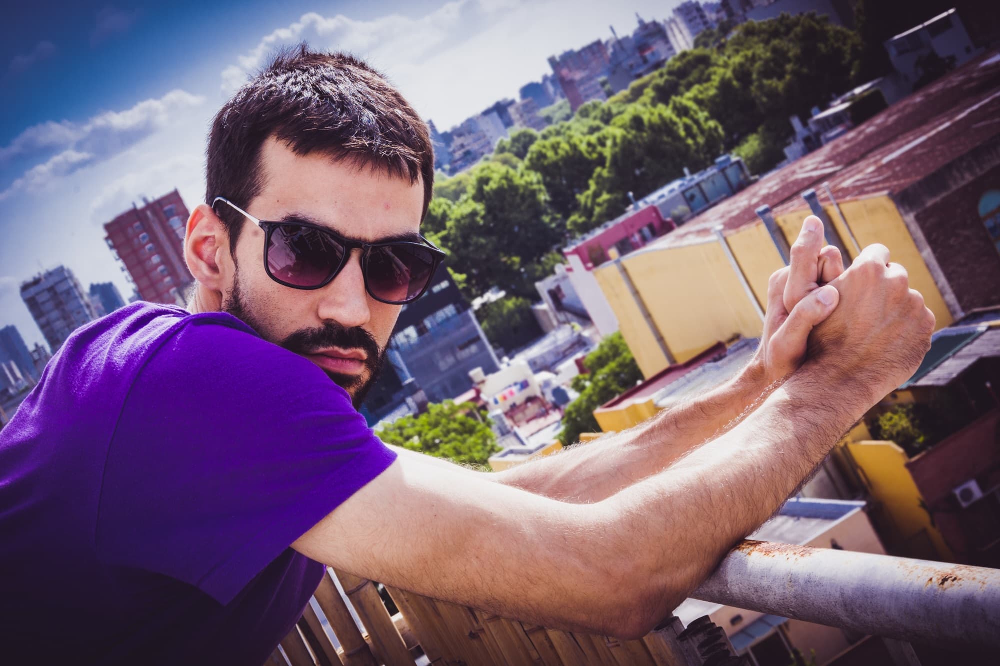 Guido Tomei: "Es un reflejo de mi cabeza" - "Muchos de los temas surgieron sin concebirlos en mi cabeza como posibles piezas de un trabajo integral de mayor dimensión sino como parte de explorar la música, y así también las capacidades de producción y arreglos que se iban presentando –relata Guido Tomei sobre la antesala de su debut discográffico-. Cuando de repente me encontré con una cantidad considerable de material más o menos terminado, recién ahí apareció la idea del disco, fue como un rompecabezas que se fue armando". 7433098c d747 4cc3 af46 2376b489ffc0