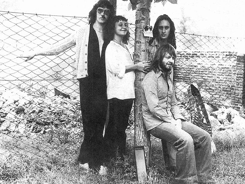 PorSuiGieco, única grabación en vivo - Charly García, Nito Mestre, León Gieco, Raúl Porchetto y María Rosa Yorio se presentaron en Tandil, a mediados de 1975. Cuenta la historia que Claudio Kleiman, periodista en aquel momento de la revista Expreso Imaginario, recibió un cassette con la grabación de ese concierto. 74a6a6a6 e68e 4001 b01c b6c7511de753