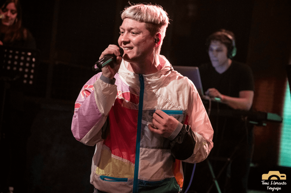 Emanero en El Teatrito - El rapero y artista urbano Emanero se presentó en El Teatrito con un repertorio basado en temas de su cuarto disco, "Tres mil millones de años luz", y hits de sus trabajos anteriores. Las fotos son de Tomi Llorente. 78d58ded 12ef 4f84 9805 8d81d123a563