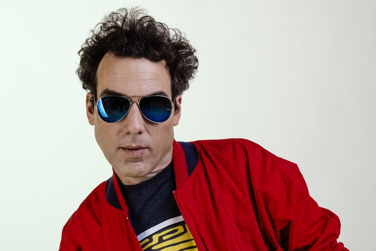 Juanjo Scala: "Quiero conquistar el mundo libre" - Juanjo Scala, un músico con una larga trayectoria en distintos proyectos, presenta "Fluo", su primer álbum solista que navega por el pop y la electrónica. "Toco en bandas de rock desde mis 13 años y pasé por muchos estilos de música y por muchos músicos que me moldearon, algunos más que a otros, y que me ayudaron a convertirme en este personaje llamado Juanjo Scala –señala el cantante–. Ahora siento que tengo que expresarme solo y en total libertad como si fuera un ave sin rumbo. La música y el amor libre triunfarán, de eso estoy seguro".
El las diez canciones que conforman "Fluo", Juanjo Scala vuelca todo lo aprendido en los años en que participó de bandas como Interama, Push Up, Suami y Caballos Rojos. "Aprendí de un montón de colegas y amigos –afirma–. Recuerdo haber participado de proyectos electrónicos, más rockeros y hasta de riot grrrl en su momento".
Juanjo sentencia que la década de los 80 en Argentina fue de gran influencia puntualmente por su movida libertaria y sin límite mental y agrega: "La libertad musical sin límites es algo que me obsesiona mucho más incluso que tocar un instrumento. Bandas como Virus fueron revolucionarias y el tema sería que si aprendiste algo de eso, para ser revolucionario como ellos, no tengo que hacer lo mismo musicalmente, tengo que innovar todo lo que pueda. El hermoso concepto de la modernidad, la novedad, y la sorpresa, nunca mueren. No quiero repetir y ser lo mismo que otros. Lo nuevo es genial, lo repetido me saca libido".
¿Qué quisiste mostrar en "Fluo"? Fluo es el nuevo color que adoptó mi generación, por eso decidí ponerle así al disco. Soy romántico, pero no de parejas que se aman. El amor es la mejor versión de cada persona, incluyéndome. "Fluo" es el mejor disco y más moderno de los últimos diez años, incluye cosas como dubstep en algunas canciones entre medio de un estribillo. Si querés escuchar algo moderno, increíblemente moderno, no podes perdértelo.
¿Cuál canción de este álbum es la que mejor te define? La canción que se titula como el disco, o sea "Fluo", es una que comienza dulcemente para terminar explotando en dubstep furioso en el estribillo, al compás de una letra que dice: "Nena debo desarmar una bomba nuclear". ¿Qué más romántico y complejo hay más que desarmar una bomba nuclear? Esa es la que me define.
¿Qué buscás contagiar con tu música? Que las personas se diviertan bailando mis canciones, que tienen los sonidos más bellos del mundo, y que me sigan. Quiero conquistar el mundo libre. 79ab8d7e c3b1 4d44 8a87 fcab1aa714d1