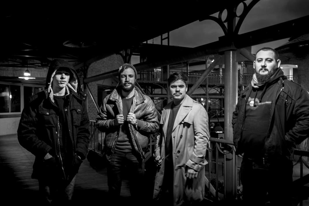 Folie: "La búsqueda del hit siempre está" - Con la idea de lanzar material nuevo constantemente, Folie editó se segundo disco, "Tiempo perdido", un año después del álbum debut "La trampa". "Es más maduro, no solo por la forma de componerlo, sino también de trabajarlo a nivel producción, grabación, mezcla, master, postproducción –cuenta Santiago Tassara, voz y guitarra–. Nuestra cabeza funciona diferente a los largo de los años, vas aprendiendo, viendo cosas y cansándote de otras tantas, como por ejemplo el tiempo que perdemos por inseguridades y peleas". Entre varios cambios de bateristas, Folie grabó y lanzó "La trampa" (2016) y en un corto lapso de tiempo el segundo álbum vio la luz este año. "A nivel musical las estructuras siguen firmes en nuestros gustos y preferencias pero agregando otra visión. Santiago Doná (batería) es una persona muy creativa y trajo toda una revolución musical a lo que sucede en Folie. La estructura musical tanto en ‘La trampa’ como en ‘Tiempo perdido’ son las guitarras punzantes con líneas muy marcadas y muchos arreglos; bajos que tengan mucho sentimiento y describan de cierta forma la situación o la sensación de lo que la canción significa, se entrelaza mucho con la lírica. La rapidez y estridencia de los beats y tempos que manejamos", apunta Santiago sobre las diferencias entre cada uno de los álbumes del cuarteto que se termina de completar con Iñaki Amorena (guitarra y voz) y Nicolás Villarejo (bajo). Es un álbum de corta duración, y con canciones veloces en ritmo, ¿por qué se dio así? Hoy en día la gente quizás no quiere colgarla con un disco de 15, 12 o 10 temas. Por otro lado, queríamos sacar un álbum lo antes posible y nos mandamos con seis canciones como un experimento y para vivir la experiencia de los cuatro integrantes grabando de nuevo y viendo cómo funcionaba el grupo tanto musical como personalmente. Otra razón fue que planeamos sacar otro disco en este formato en 2018, tal vez con más, siete u ocho canciones en vez de seis. La idea es sacar discos todos los años con diferentes conceptos y formas de componer. Si bien hay una impronta punk, la base pop indie está presente en cada canción, ¿la búsqueda del "hit" es algo que los tiene atentos al momento de componer? La respuesta tal vez es un poco ambigua. La búsqueda del hit siempre está, pero creo que el hit es para nosotros sentir la canción y que se te explote en la cara es la mejor sensación, sin pensar en los demás, eso aparece después. Pero lo principal es estar buscando esa sensación del auto hit. Esa sensación buscamos, es como la droga que nos une a los cuatro integrantes, estar tocando y estar saltando y mirarte con el otro y decir "guacho, esto la rompe"; y con esa mirada decís muchas cosas, desde lo bien que te sentís por lo que escuchás y por tener un compañero con el que te sentís convocado y él se siente convocado por vos. 79e7da70 a8dd 472b 91c0 ea30b839b49b
