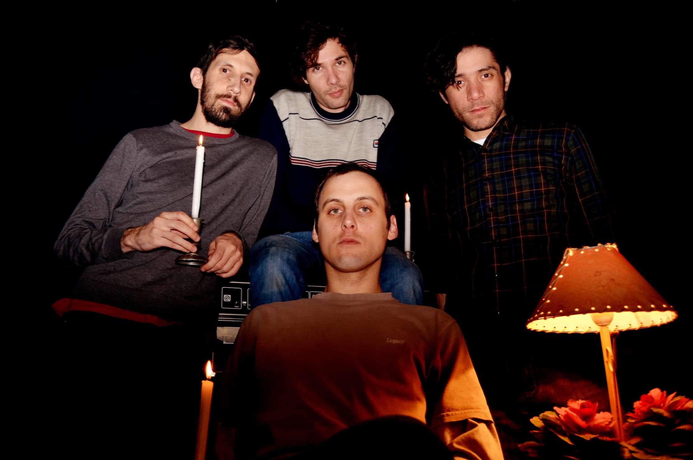Atrás Hay Truenos: "Buscamos que cada canción tuviera su universo" - Con su ecléctico y muy buen tercer álbum de larga duración, "Bronce", el conjunto de Neuquén logró captar el interés de los medios y sus colegas, y transformarse en una de las bandas revelación de 2016. 7b29c8fe 0da5 40ae b23c 715a54e2c850
