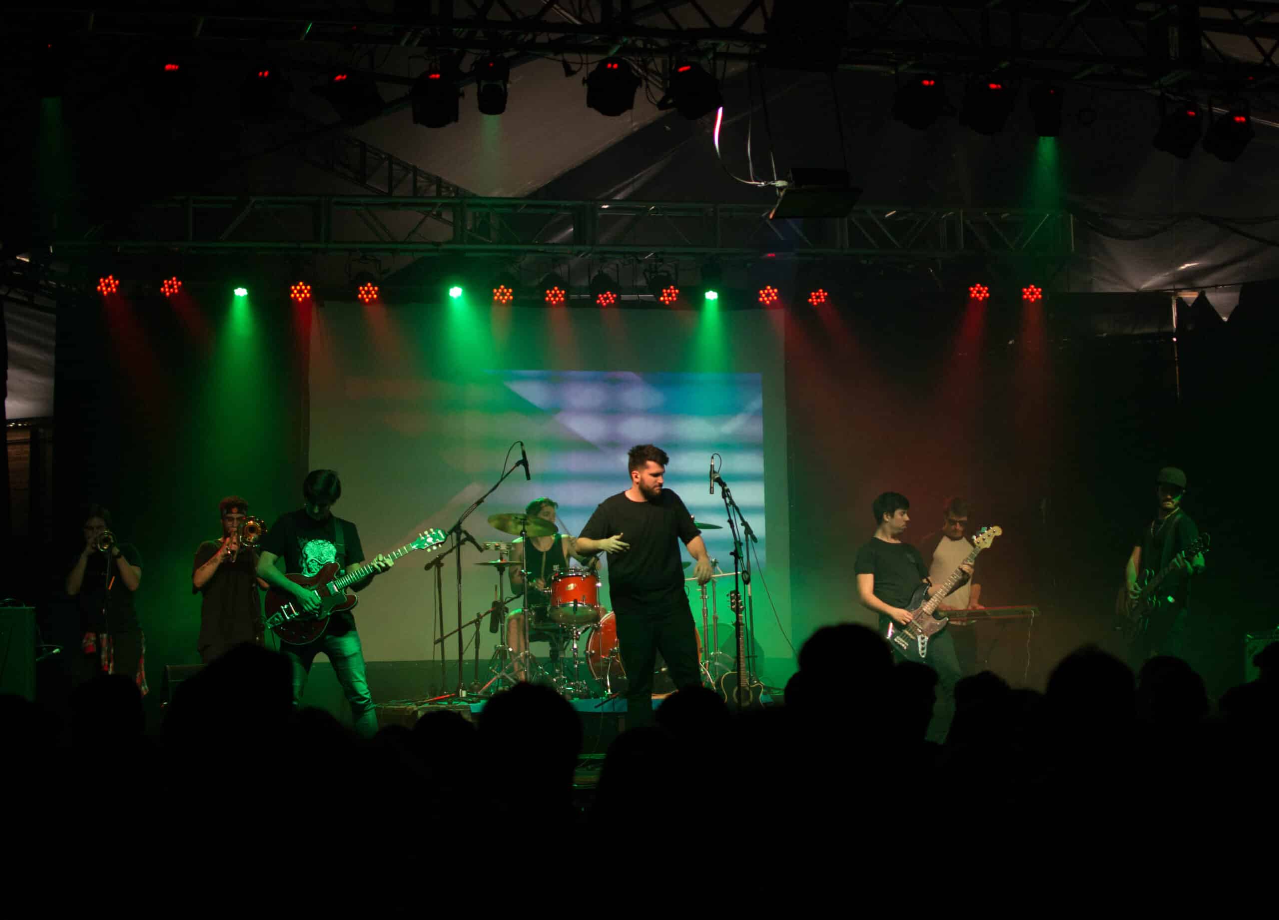 Spooks presenta su segundo disco en Distrito 7 - "El que tenga razón que levante la mano", el nuevo trabajo de estudio de la joven banda rosarina, tendrá su bautismo en vivo, el próximo viernes 30 de noviembre en Ovidio Lagos 790. Santi Martínez de El Kuelgue estará haciendo la previa. Las anticipadas para ver a Spooks, presentado su segundo álbum, sucesor del homónimo editado en 2014, se consiguen en la sala de ensayo El Yeite (San Luis 2073) y a través de las redes sociales del grupo de Nico Brizuela, Francisco Munin, Joaquín Velasco, Santi Bécares, Matías Fowler, Tobías Traglia, Santiago Aira, Francisco de la Rosa y Nico Mastroberardino.
Tras una larga etapa de pre producción y trabajo en la sala, la banda formada en 2011 sale a mostrar sus nuevas canciones, con su sello característico invitando a la fiesta y el convide del público sintiéndose parte del show. Ya demostrando ser una joven y numerosa agrupación con mucho poder de convocatoria en la ciudad, el disco representa la identidad cancionera que escapa de géneros y que es un salto artístico en la corta trayectoria de Spooks.
El primer corte de difusión, "Soledad" logra captar el sonido de la banda en vivo. Con sus shows repletos de energía y sinergia con el público. Fue grabado, mezclado y masterizado en Humahuaca Records en la ciudad de Rosario entre los meses de enero y septiembre de 2018, por Franz Funes y Marco di Prinzio. El líder de Patagonia Revelde fue el productor artístico de la obra.
Escuchá "Soledad" de Spooks: 7c2c8bf5 a011 4634 8eb0 f7d4f1a50101 scaled
