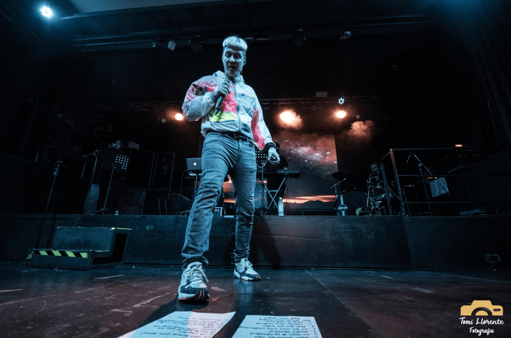 Emanero en El Teatrito - El rapero y artista urbano Emanero se presentó en El Teatrito con un repertorio basado en temas de su cuarto disco, "Tres mil millones de años luz", y hits de sus trabajos anteriores. Las fotos son de Tomi Llorente. 7f34594c 3bfe 4de0 9c8d 827bb6ce6b95