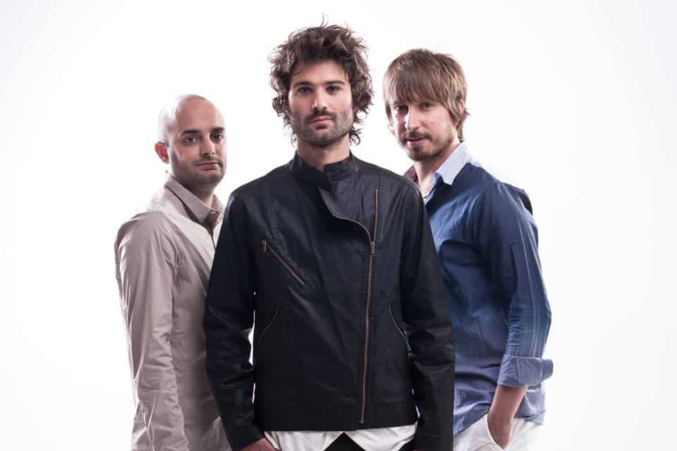 Hijos del sofá: "No paramos de tocar" - Tras haber lanzado el año pasado su cuarto disco de estudio, el trío de rock pop oriundo de Moreno celebra sus 300 shows. "Estamos muy conformes con nuestro último trabajo –afirma Emiliano Dufour, voz y guitarra de Hijos Del Sofá–. Nos encantan las canciones que están en él y el sonido que logramos en el estudio. Nos encontró en un momento ideal, porque no paramos de tocar, entonces lo disfrutamos mucho en el contacto con la gente". Luego de la salida de "Yo también", el trío que se completa con Franco Gandini (bajo) y Luciano Costantino (batería), emprendió una gira por todo el país, a lo que se sumó Uruguay y México, por donde repasaron su flamante álbum y los tres anteriores: "Violeta" (2010), "Vuelta a casa" (2012) y "Bienvenida" (2014). Dufour remarca que pasar tanto tiempo entre grabación y gira los hace crecer como banda y agrega: "Más aún cuando estás en otro país defendiendo lo que hacés. La experiencia es enriquecedora por donde se la mire. Podemos tener diferencias, como en toda familia, pero siempre aprendemos de ello y seguimos para delante". "Bienvenida" lo lanzaron bajo la producción de Edu Schmidt y "Yo también" con Germán Wiedemer. ¿Se sienten más cómodos delegando esa tarea a alguien externo? No creo que pase por la comodidad de no hacerlo uno, creo que cuando el productor es alguien que viene desde afuera, puede aportarle a la banda una visión mucho más objetiva y el resultado puede ser mucho mejor. Nuestras dos experiencias trabajando con productores fueron geniales, aprendimos mucho y conseguimos el resultado que buscábamos desde un principio. Contar con cuatro discos habla de una banda consolidada, ¿sienten que ya encontraron el rumbo y el sonido que quieren que perdure en Hijos Del Sofá en sus próximos materiales? En este último disco pudimos plasmar el sonido que siempre quisimos, claro que el desarrollo de los materiales anteriores tuvo mucho que ver. Las canciones nos van pidiendo el sonido que necesitan y eso lo volcamos en el estudio. Nos encanta la idea de explorar nuevos y viejos sonidos. No nos cerramos. De todos modos sabemos que la banda ya suena de una manera, tiene su impronta, por lo que podemos jugar con la sonoridad y seguir sonando a Hijos del Sofá. De hecho en el gran show que vamos a hacer en el Teatro Sony por el festejo de nuestros 300 shows, pasaremos por canciones de todos nuestros discos, desde acústicos a bien eléctricos. El desafío sonoro va a ser genial. Hijos Del Sofá se presentará el sábado 24 de junio, a las 20, en el Teatro Sony. Cabrera 6027, CABA. 7fd5b892 4266 4acb 83e9 613b794a7f4f