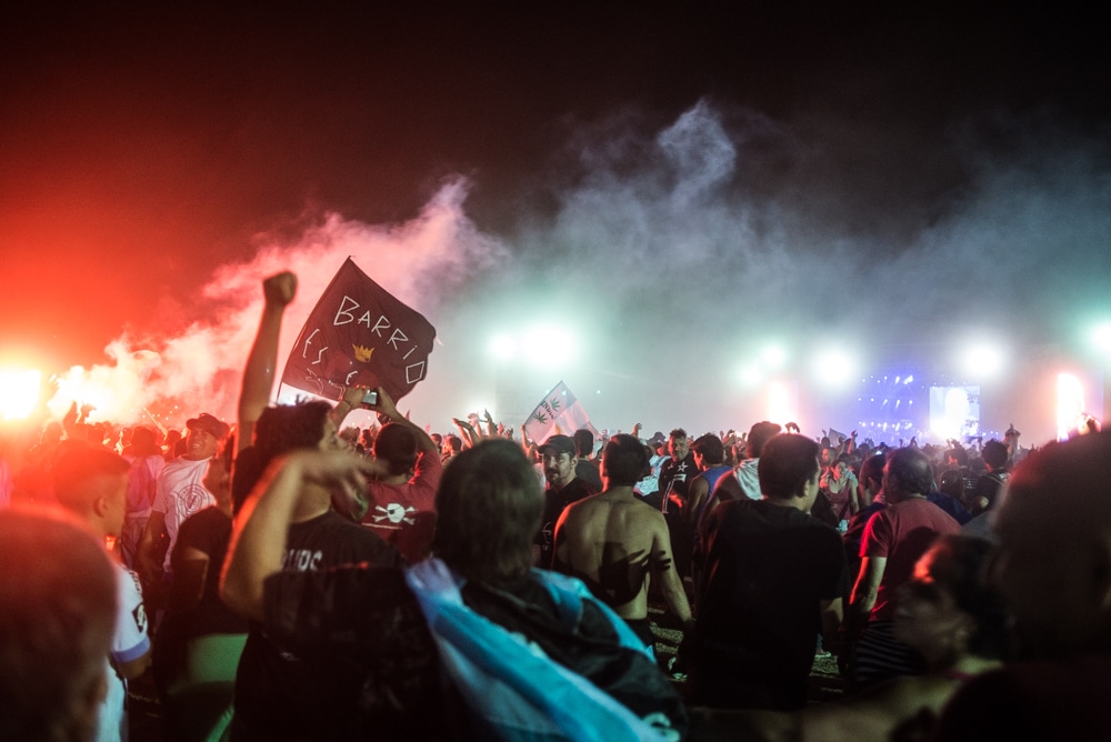 Indio en Mendoza: algún día se van a avivar - "No importa si no se escucha, esto es una fiesta igual", me dijo un pibe a mi lado que intentaba justificar de cualquier forma al Indio Solari. Pero internamente, él sabía que con un volumen adecuado, la misa era completa. 841f3fbd 8872 48fa bf8b 47fe77d7f55d