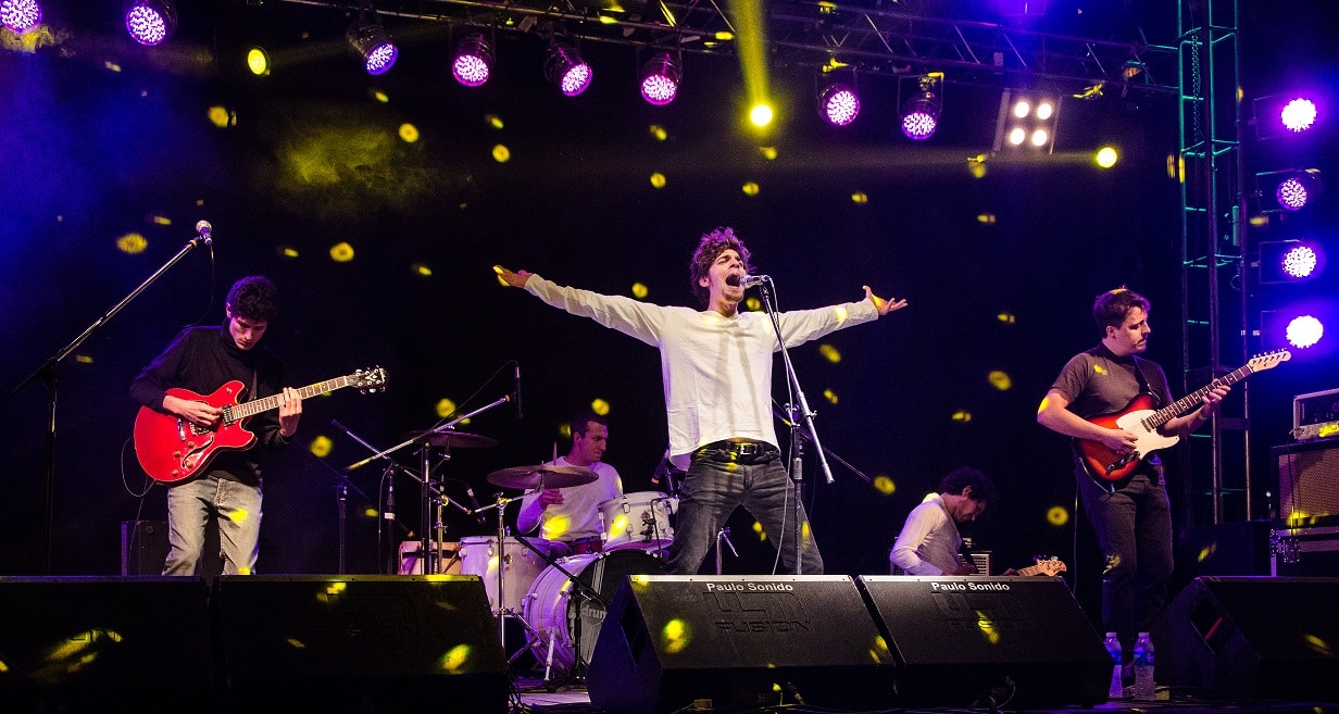 Infusión Kamachuí: "Viajar y compartir fortalece y revitaliza al grupo" - Con la gira "Cruzar", el conjunto santafesino Infusión Kamachuí recorre el Litoral Argentino con su álbum debut, "Espesura", bajo el brazo. "De cada lugar nos llevamos postales, historias, detalles a los cuales prestamos atención –relata el guitarrista Esteban Lagger-. Viajar y compartir fortalece y revitaliza al grupo, que es algo muy importante. Realizar una gira es algo que insume un esfuerzo grande, así que siempre hay mucha satisfacción cuando ves que pudiste concretarla y que encima genera buenos frutos para tu música".
Infusión Kamachuí es una banda santafesina que desde hace algunos años recorre distintos escenarios llevando su amplio abanico musical y que hoy confluye en un sonido propio. Las canciones del conjunto que se completa con Pablo Ignacio Ferreira (voz), Carlos Bechi (guitarra), Iván Wolkovicz (bajo) y Luciano Dato (batería) juegan con los límites y la continuidad entre influencias muy distintas que pasan por el rock, el folklore, el jazz y la música progresiva. "La poesía y otras formas de arte tienen mucha relevancia en lo que hacemos. Infusión es una invitación a entrelazar sonidos, palabras e imágenes", afirma el violero.
A casi un año del lanzamiento de "Espesura", ¿qué satisfacciones les trajo este disco?
Lo vivimos como una pieza clave en nuestro camino. El proceso de "Espesura" fue una motivadora combinación de hallazgos y sorpresas que se dieron como las esperábamos. Sigue captando la atención de esas personas expectantes de nueva música, de encontrarse con un sonido novedoso, que disfrutan de los detalles, que se relacionan con el trabajo de diseño, las letras, las artes plásticas. Nos pone muy contentos cuando alguien comienza a desentramar lo que hay dentro de "Espesura". Todavía hay todo un remolino donde nuestro disco se escucha, se comparte, se recomienda. Cada cosa que pasa genera réplicas y nos da la seguridad de que tiene aún varios caminos para recorrer.
En tiempos donde todo es más inmediato y se busca generar contenido para mostrar constantemente, ¿piensan ya en nuevo material?
Si bien es algo totalmente cierto, nos resultaría muy difícil equiparar el tiempo creativo con los tiempos de consumo. Nuestro proceso compositivo es complejo, se nutre de diferentes fuentes y tiene mucho ida y vuelta entre nosotros. Obviamente es muy importante tener estrategias respecto a cómo mostrar lo que hacés y constantemente vemos cómo mejorar en ese sentido. Por ahora tenemos algunas canciones e ideas sueltas que ya encontrarán el momento para madurar.
¿Qué los motiva al momento de girar?
Compartir con la gente esa otra cara de Infusión Kamachuí que es el vivo. Entran en juego otras cosas y además nos pusimos como objetivo llevar el show completo a donde sea que vayamos, incluyendo nuestro trabajo de escenografía, vestuario y luces. Cada lugar tiene su paisaje, sus aromas, su diversidad. Recibís devoluciones de personas que ya te conocían y de otras que por casualidad se toparon con tu show y se emocionaron. Todo eso te renueva la energía. ¿Este viaje por el Litoral los inspira en algo para componer nuevas canciones?
Para ponerte un ejemplo, hace unas semanas tocamos en el Festival de la Primavera en San Javier, donde hace rato queríamos tocar por la importancia que tiene para la región.
Hubo más o menos 2500 personas. Familias enteras con el mate, niños que jugaban y cada tanto se quedaban mirando el escenario, los jóvenes atentos a cada grupo que pasó, los paisanos con su vestimenta típica. Un público tremendamente diverso al aire libre, con el río de fondo y una temperatura ideal. Es un contexto que no tiene nada que ver a cuando tocamos de locales. ¡Seguramente algo de todo esto se va a filtrar en nuevas canciones!
Foto: Julieta Oberlin 86b223b5 b2ea 4be8 ad50 e64b19efce3e