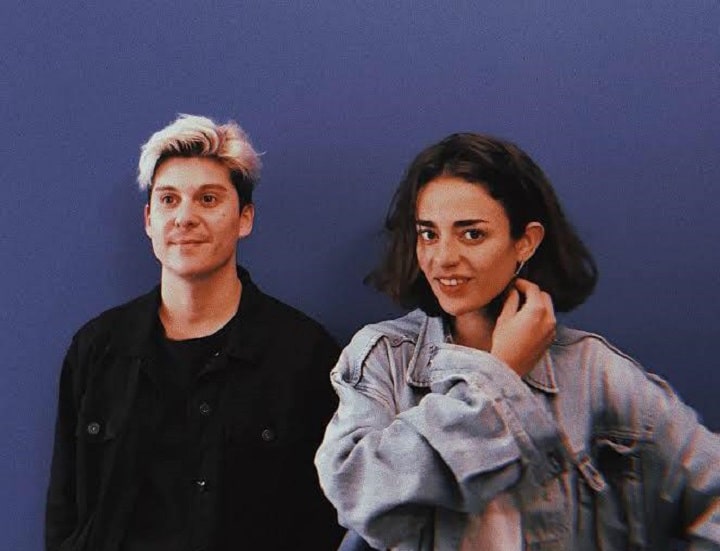Salvapantallas editó su primer disco y lo presenta en Rosario - El dúo pop integrado por Zoe Gotusso y Santi Celli editó "SMS" en formato físico y digital, y sus canciones sonarán el próximo sábado 17 de noviembre en La Sala de las Artes, desde las 21. Las entradas para ver la presentación oficial del primer y ansiado álbum de Salvapantallas, en la emblemática esquina rosarina de Suipacha y Güemes, se consiguen a través de la web de SuperEntrada. También en Rosario Rock (Corrientes 755, Palace Garden), y la disquería de Córdoba 1369 (local 9).
Zoe Gotusso, en voz y teclados, y Santiago Celli, en guitarras y voz, editaron "SMS" que fue producido por Juan Ingaramo, junto a músicos invitados como Diego Mema, el propio Ingaramo, Manuel Figuerero y Nico Btesch. La placa se grabó en Estudio El Mar entre junio y agosto de 2018. Lo masterizó Julio Berta en Romaphonic.
Salvapantallas presentará su primer material de estudio el 2 de noviembre en Corrientes, al día siguiente en Resistencia, el 11 en Mar del Plata y el 18 lo hará en el Festival La Nueva Generación de Córdoba. Además, el 25 de noviembre Zoe y Santi tocarán en Río Cuarto para el 30 llegar al Teatro Vorterix del barrio porteño de Colegiales.
Escuchá completo "SMS" de Salvapantallas aquí: 898691a3 19a9 4fb2 91af cb551d711fce