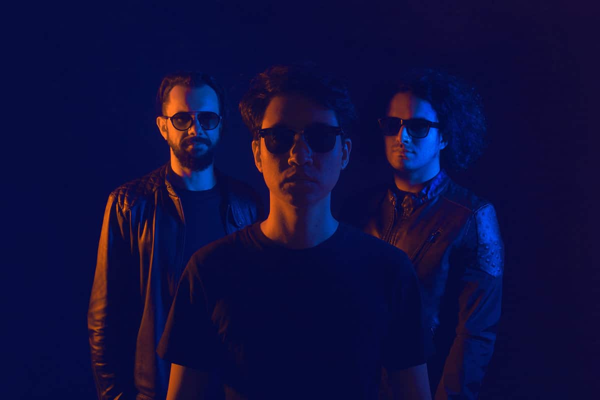 Paris Paris Musique: "Nuestra búsqueda es cambiar constantemente" - Mientras preparan su próximo disco, el conjunto cordobés Paris Paris Musique se prepara para girar por México pero antes se presentarán una vez más en la pronta edición del Cosquín Rock. “Estamos muy contentos –señala el cantante y guitarrista Matías Astudillo Choi-. Si bien nuestra mente está enfocada en México, tocar en Cosquín Rock siempre está bueno y más ahora que me parece que el festival está incorporando más shows alternativos”. Desde el 2013 con su álbum homónimo que Paris Paris Musique no lanza material discográfico –salvo el single "Irreal" en 2017-. El anterior CD había sido "Cómo escaparse del mal" (2011) y luego de su segunda placa y de llevar a cabo la primera gira por México y Perú junto a Gordo Raphael (productor de The Strokes) y de tocar en el Ciudad Emergente, sufrieron la salida de su bajista. “Tuvimos que empezar desde cero a buscar músicos que pudieran llenar el espacio que ocupaba Santi (Astini) y en una banda independiente no solo buscas a alguien que sepa tocar bien sino que también tiene que compartir la pasión que uno siente por la banda, tiene que haber química, tiene que tener tiempo para dedicarle. No éramos Metallica buscando a Trujillo y ofreciéndole un millón de dólares para que se comprometiera. La independencia en la música requiere de eso que no se ve, está en el aire y no se puede medir”, explica el frontman. De allí en adelante el conjunto pasó por muchos cambios hasta llegar al punto de decidir continuar como trío. Los bajos y los teclados comenzaron a ser tirados en vivo como secuencias a través de computadoras. “Lo cual para una banda de rock eso puede ser considerado raro –reconoce–. Pero como nuestra búsqueda es cambiar constantemente, lo probamos y nos encantó. Las cosas fluyen mucho mejor ahora que somos solo tres músicos. Son más responsabilidades, pero solo dependemos de nosotros tres. Todo ese proceso de cambio lo estoy resumiendo pero fue largo y difícil”.. Ya llevan más de 10 años de formación, ¿Qué cosas han evolucionado desde sus comienzos hasta hoy? Este camino musical nos fue enseñando lo que significa tener una banda independiente, desde conseguir fechas y buscar el sonido de tu guitarra, hasta grabar un disco y publicitarlo. Todavía nos falta mucho por aprender. Si uno quiere avanzar siempre va a ir evolucionando y encontrando las situaciones y personas que te permiten seguir creciendo en este camino, el cual no tiene fin. ¿Cómo recuerdan aquellos primeros pasos y qué significa para ustedes la banda hoy? Obviamente nuestros recuerdos son muy lindos y felices. Éramos solo un grupo de amigos queriendo que llegara el sábado para poder ensayar y compartir música. Hoy por hoy la banda ya es parte de nuestras vidas y es difícil imaginarse sin Paris Paris. ¿Qué pueden adelantar del nuevo álbum? El hecho de que ahora no contemos con un bajista hizo que sin quererlo incursionemos en los synthetizadores y por defecto eso hizo que el sonido de la banda se refrescara. La mayoría de los bajos son compuestos con un synte de bajo y cada vez nos estamos influenciando un poco más por conjuntos que mezclan estos mundos del rock y los syntes. Por otro lado, también queremos llegar a un nivel de composición más claro y directo, sin perder esa inocencia sonora y compositiva que teníamos en los discos anteriores y conservando las ganas de seguir experimentando. Estamos en la etapa final de producción de un grupo de canciones que desembocarán en un EP a mitad de año. Siguen un poco la línea de “Irreal” nuestro último single. ¿Cómo ven la movida indie en la actualidad? ¿Se sienten parte de una escena? Esta es una pregunta difícil o fácil (Risas), según cómo se mire, porque me parece que el concepto de movida y escena es muy distinto en cada persona y nunca escuché una definición que aúne a todas esas opiniones. Si bien yo tengo un concepto muy claro de lo que considero una escena, para mi incluye a las bandas y al público que retroalimenta a cada una de esas bandas generando en conjunto una movida, escena, industria. El año pasado tuvimos la suerte de poder realizar nuestra tercera gira por México y compartir escenarios, festivales, shows y momentos con las bandas emergentes e independientes más grandes y activas de la escena rockera mexicana, como por ejemplo Oddisseo, Rubytates, Camilo Séptimo, Coco Cece, Los Mesoneros, Ramona, Venison y muchas más. Gracias a esa oportunidad de viajar, hoy lo único que puedo decir es que la escena Argentina, según el concepto que yo tengo, es muy distinta a la de allá. Aquí grupos buenos y músicos buenos sobran. Lo que falta es público y mercado para el rock independiente. Paris Paris Musique se presentará el sábado 10 de febrero en el Escenario Córdoba Rockea en Cosquín Rock. Aeródromo de Santa María de Punilla, Córdoba. 8d3d5dda a2ff 43c6 8366 dd351fe7f65f