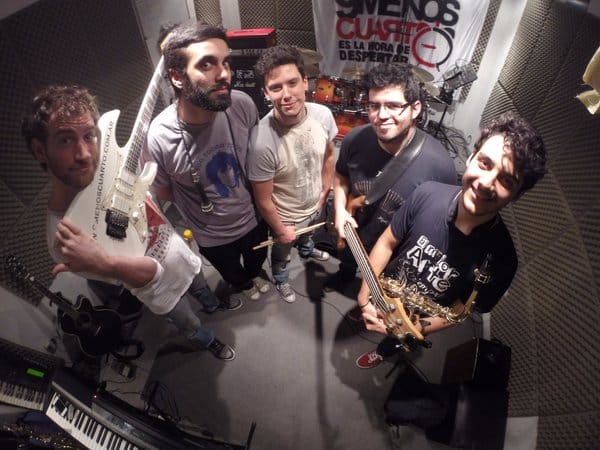 9 Menos Cuarto: "Todo está en uno" - 9 Menos Cuarto completa sus líneas con Cristian Bermani (bajo), Lucas Menardi (batería), Damián Broglio (guitarras) y Javier Muller (saxo y piano). Desde su formación en 2007 hasta la fecha editaron cuatro discos: "Nada es como el comienzo" (2008), "Todo puede ser" (2011), "Descubriendo caminos" (2012) y el flamante "Es la hora de despertar" (2015). 9 menos cuarto