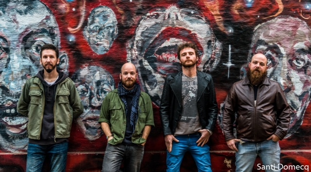 Sevelhumano: "Este disco es un poco menos crudo y más prolijo" - El conjunto de Luján Sevelhumano lanzó su segundo álbum, "Pictónico", con diez canciones que muestran su evolución en el rock durante una década de formación. “En este tiempo hemos evolucionado en varios aspectos, tratamos de hacer las cosas de manera más profesional, tanto arriba como abajo del escenario –afirma el guitarrista Matías Tregoning-. Hay muchas cosas que atacar en simultáneo y cuesta hacerlo de manera independiente, pero por suerte hay muchos amigos y familiares que se suman aportando lo suyo para que Sevelhumano pueda seguir creciendo”.
Formados en Luján en 2007, la banda hoy se completa con Juan Ambiela (voz y guitarra), Emanuel Granatti (bajo) y José Ambiela (batería). Su álbum debut, “La era de las máquinas”, lo editaron en 2013; y cuatro años después presentan su sucesor.
Matías señala que, al igual que cuando grabaron el primer disco, en este flamante “Pictónico” quisieron mostrar el momento por el que estaba pasando la banda, retratar en canciones una foto que representara lo que sucedía en la sala de ensayo, y agrega: “La mayor diferencia estuvo en el proceso de grabación, ya que esta vez trabajamos con un productor, Lucas Gómez. ‘La era de las máquinas’ lo grabamos nosotros de manera integral. Juan, nuestro cantante, es técnico de grabación, y su estudio es también el lugar donde ensayamos y grabamos. De la combinación del trabajo de Lucas con las canciones que compusimos, surgieron nuevas ideas y sonidos. Este disco es un poco menos crudo y más prolijo, con los sonidos dándose más lugar entre sí, logrando más claridad”.
¿Qué cosas del primer álbum conservaron para volcar en este segundo material?
Nos gusta que la música tenga fuerza, empuje. Por eso buscamos hacer más prolijo el sonido, pero sin perder esos factores. Mantuvimos en gran medida las melodías rockeras en los riffs y las líneas de voz. También le damos muchísima importancia a las letras. Ya para el primer disco las habíamos trabajado entre los cuatro y para “Pictónico” conservamos esa forma de crearlas, incluso siendo más minuciosos en las correcciones y detalles.
Llevan una década de formación, ¿qué balance hacen de estos 10 años y qué anhelos les quedan por cumplir? El balance es muy positivo. Hace rato que entendimos que las cosas se logran de a poco y que hacemos música principalmente porque es lo que más nos gusta hacer, y lo disfrutamos muchísimo. Todo progreso y crecimiento es bienvenido y suma mucho para mantener las ganas de seguir en este camino. Anhelos por cumplir siempre hay. A medida que alcanzamos objetivos, aparecen nuevos. Lo que más satisfacción da es llegar cada vez a una cantidad mayor de gente para poder seguir grabando discos y hacer shows cada vez mejores. Sevelhumano se presentará el sábado 4 de noviembre, a las 23.30, en La Esquina del Infinito Bar. 9 de julio 1600, Concepción del Uruguay, Entre Ríos. 90273415 c7e8 400a b777 118705b5800d