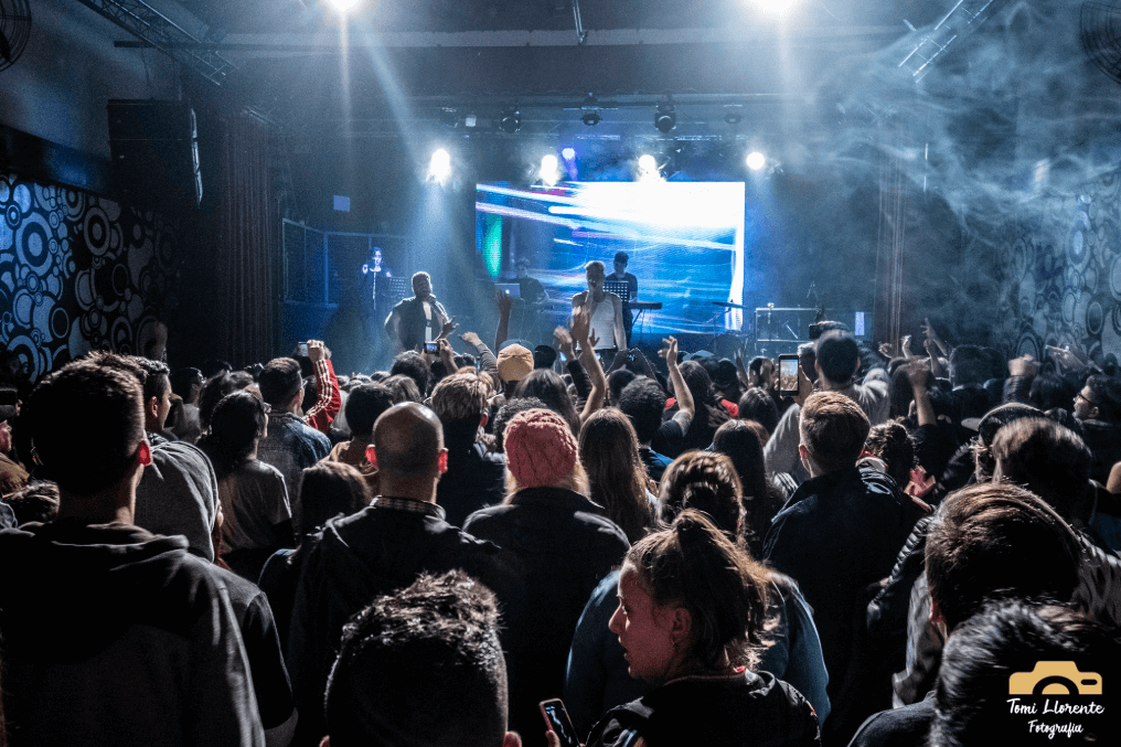 Emanero en El Teatrito - El rapero y artista urbano Emanero se presentó en El Teatrito con un repertorio basado en temas de su cuarto disco, "Tres mil millones de años luz", y hits de sus trabajos anteriores. Las fotos son de Tomi Llorente. 92096bfd f8e7 4d55 ae24 4a575584862d