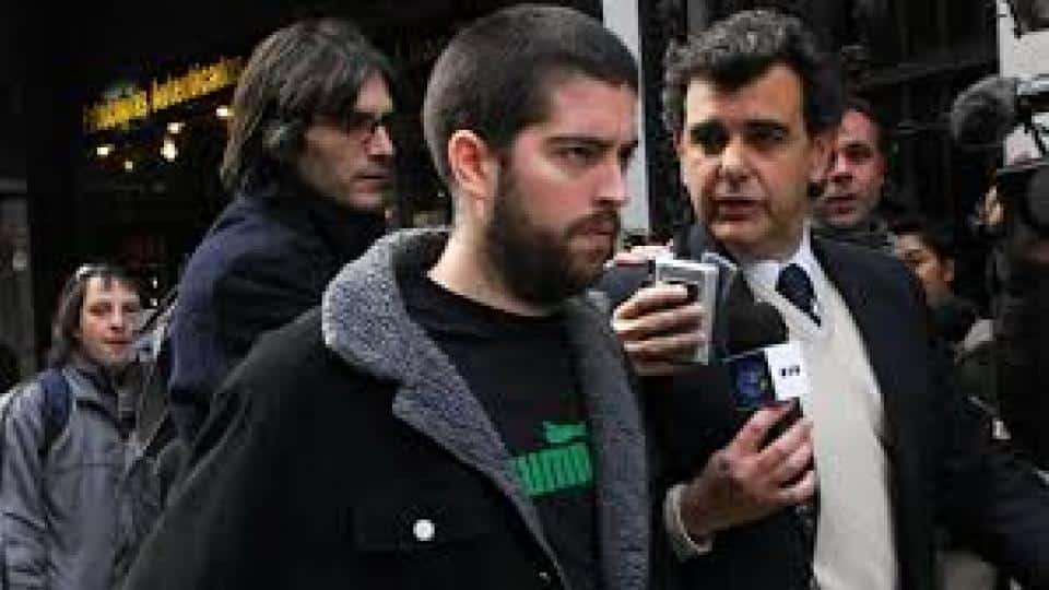 Un cínico en libertad - El ex líder de Callejeros está en libertad condicional, pese a que la Justicia lo encontró responsable penalmente de las muertes en Cromañón. "Es un sueño para él volver a tocar", dijo el manager, al anunciar cinco fechas de la banda Don Osvaldo. Cargado de cinismo, Fontanet decidió una vez más victimizarse. Compartimos la opinión del colega Eduardo Fabregat. 93e41c60 5f2f 4183 afc6 32e626b540ac