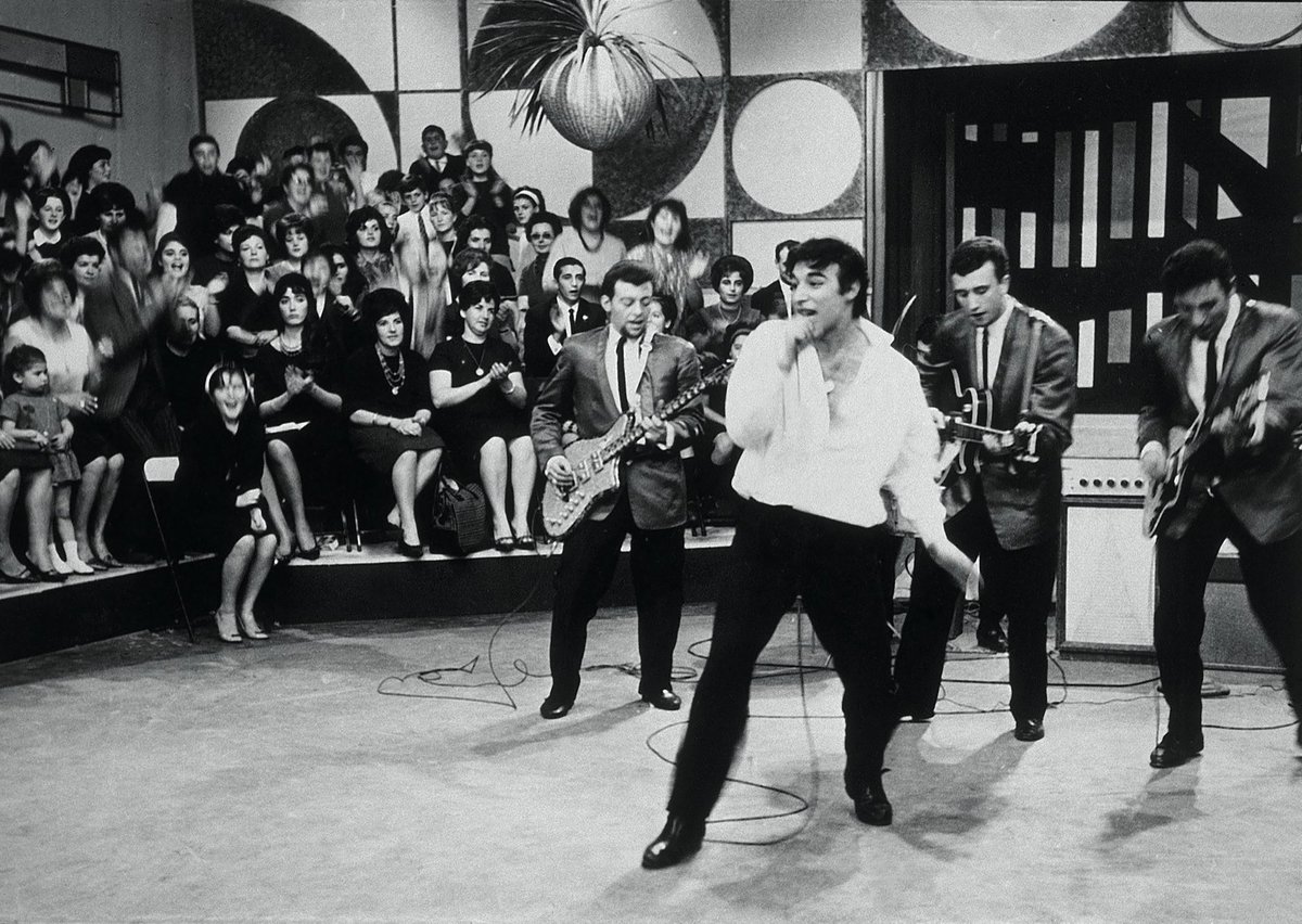 Sandro, nuestro Elvis - La historia comenzó en 1965 con Moris y Javier Martínez en Villa Gesell, con Litto Nebbia grabando con Los Gatos Salvajes y también, con Sandro imitando a Elvis. El Gitano empezó con el rock and roll y se volcó a las baladas. Además, escuchamos “Tengo”, por Divididos y por Antonio Birabent. 94806365 70e0 4f38 974f 9755c537da05
