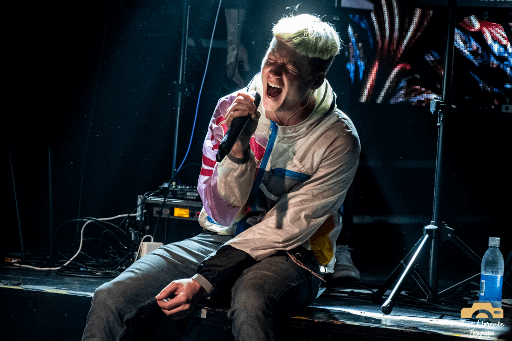 Emanero en El Teatrito - El rapero y artista urbano Emanero se presentó en El Teatrito con un repertorio basado en temas de su cuarto disco, "Tres mil millones de años luz", y hits de sus trabajos anteriores. Las fotos son de Tomi Llorente. 99cd7754 8375 4c55 ba63 4ac76e22ea08