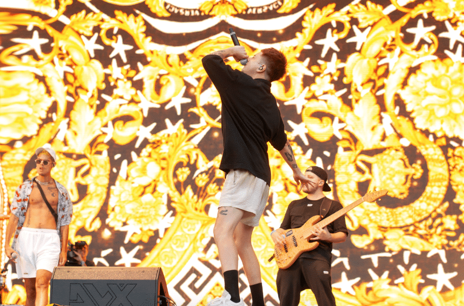 El trap se dueñó del Movistar FRI Music en Pinamar - El sábado pasado, Movistar realizó una nueva edición de su emblemático festival Movistar FRI Music para miles de personas en Pinamar, con algunos de los mejores exponentes locales del trap actual: Cazzu, Khea, Ca7riel y Paco Amoroso. La encargada de la apertura fue DJ Uopa Nachi, que puso a bailar a la gente que se acercó desde temprano a Av. Quintana y Del Tridente, con entrada libre y gratuita. 9d8f80bd 21e1 4435 bb76 23234e1c8909