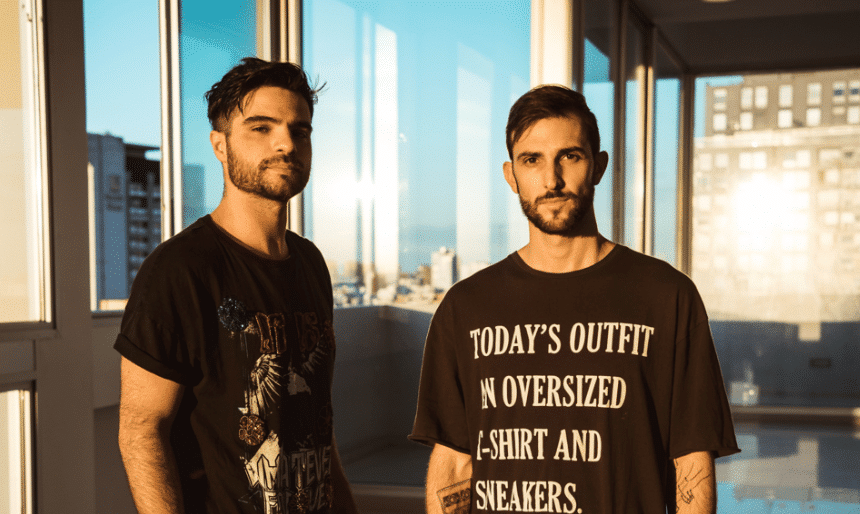 Malman: "Somos adictos a progresar" - El power dúo cordobés, radicado en Buenos Aires, presenta su segundo rockero disco, "Genera". “Creo que pudimos encontrar la identidad de la banda –señala su cantante y baterista Agu Romanelli sobre esta nueva placa-. Luego de casi cien shows a lo largo de tres años de proyecto, entendimos cómo funcionan nuestros papeles. Cada uno supo encontrar una zona de confort, y anti confort, en la cual jugamos con estar cómodos con el sonido, la letra y la melodía, pero luego de una incomodidad a la hora de la búsqueda artística. En este disco somos nosotros, sin más. Es lo que somos, tan simple como se ve. Dos personas tocando canciones fuertes. ¿Qué cosas conservaron del álbum debut? No conservamos casi nada. Sólo el formato. Tenemos la premisa de que hacer canciones nuevas significa justamente eso. Algo que no escuchamos antes, ya sea nuestro o que hemos escuchado por ahí. Obviamente parecidos e influencias hay varias. Pero siempre salimos desde cero. Una búsqueda nueva, y eso lleva muchas horas de sala y estudio. En este nuevo disco buscamos un sonido más fresco y moderno, y lo mismo en las canciones y las letras. Modernidad y frescura. Siempre con el ojo puesto en la canción. ¿Se siente aun el desarraigo al momento de componer o es algo que no influye? En esta nueva etapa no, ya estamos cómodos en este nuevo lugar. De todas maneras, no perdemos nuestras raíces nunca, porque no hay que olvidar de dónde venimos, para tener en claro hacia dónde ir. Es algo que tenemos bien claro, nuestro camino y nuestro mensaje. Ahora instalados en la ciudad, escribimos sobre eso. Sobre historias cercanas propias y de gente amiga o familia. Pero sobre todas las cosas escribimos sobre el amor, porque a fin de cuentas "la cura es el amor". En apenas tres años de formación tienen un largo camino recorrido y ya cuentan con dos discos, lo que habla de una banda intensa y siempre en movimiento, ¿es una necesidad? ¿es un plan estratégico de trabajo o es acoplarse a los nuevos tiempos de inmediatez? Hemos trabajado un montón en poco tiempo, pero para nosotros parecen mil años. Debe ser esa vorágine de la intensidad con la que se vive hoy. Todo es descartable, todo pasa por delante y muy pocas veces se vuelve a repetir. Tratamos de hacer canciones adictivas. Primero por que disfrutamos mucho de escucharlas mil veces una vez terminadas, y luego para que suceda lo mismo para afuera. Además nos sale así. Somos adictos a progresar, a trabajar, a conseguir nueva información, a componer nuevos ritmos, letras y melodías. A estar en constante movimiento. De eso creo que se trató “Genera” en cada canción, en la inquietud que tenemos de que cada melodía resuene durante un buen tiempo. El año pasado tocaron en Paraguay, ¿cómo estuvo esa gira? Fue la primera vez que salimos del país. Fue una experiencia increíble, queremos volver. También tenemos muchas ganas de salir para otros países, otros continentes, quien sabe. La aceptación de la gente fue un abrazo al corazón y un salto en unidad. Nos hicieron sentir enormes. Estamos muy agradecidos aún y siempre lo estaremos. Esas cosas no se olvidan nunca. ¿Qué expectativas tienen para la fecha del 13 de julio en el Roxy? Miles de expectativas, queremos que vaya mucha gente, porque queremos mostrar cómo suenan las canciones nuevas en vivo. Estamos ansiosos por mostrar eso. Tienen que ir. No se van a arrepentir. Hicimos un disco en el cual dejamos mucha energía en cada canción, mucho amor, y nos encantaría compartirlo en tiempo real, cara a cara con cada uno de ustedes. Malman se presentará el sábado 13 de julio en The Roxy Live. Niceto Vega 5542, CABA. 9fa73193 6fda 496c 94c6 da7f5d9198cf