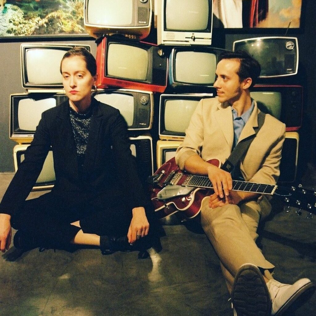 Ainda - Esmeralda Escalante y Yago Escrivá formaron Ainda en el año 2012 y desde entonces su música los llevó a diversos escenarios de Europa, México, Uruguay, Brasil, Estados Unidos y el interior de Argentina. Siendo artistas independientes, sus voces sonaron en salas como el Teatro Gran Rex, Centro Cultural Kirchner, ND Teatro, Coliseo, Estadio Malvinas Argentinas, y el Estadio Bicentenario, Tecnopolis entre otros. Ainda