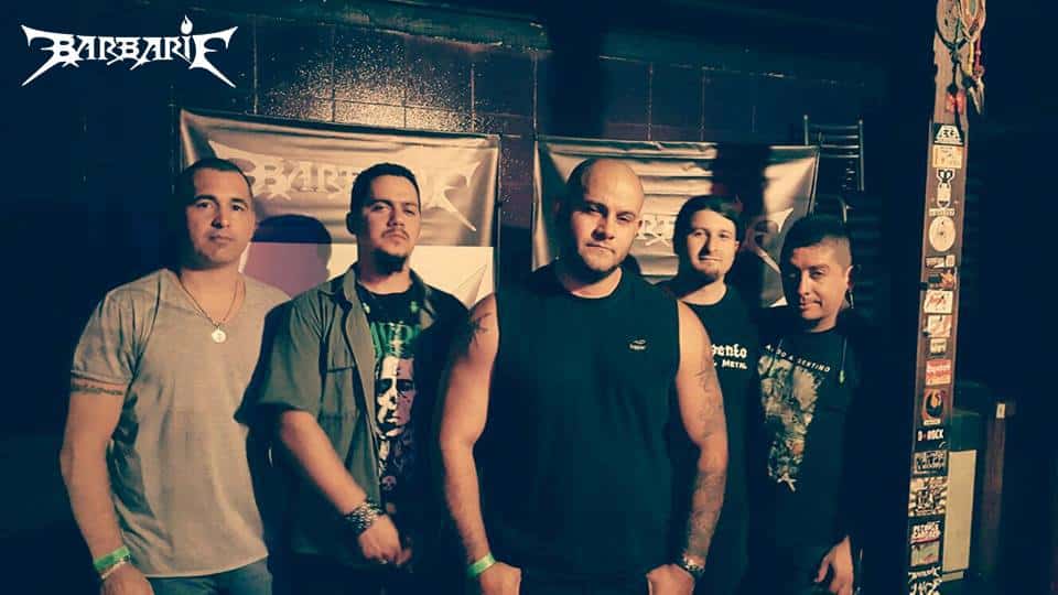 Quiénes son: Barbarie - La banda oriunda de Berazategui se formó en 2010 con la premisa de hacer metal contundente. Bajo las influencias de la vieja escuela del Heavy Metal, sus temas rozan el espíritu positivista y nacionalista. A tres años de su primer disco de estudio, ahora se preparan para lanzar el segundo material. Barbarie