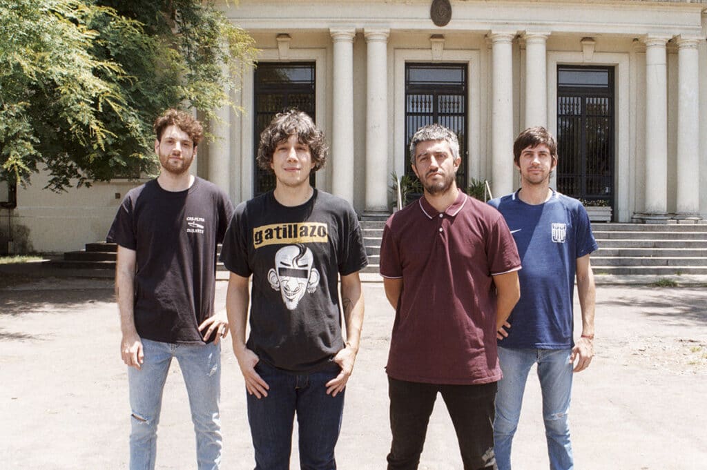 Bestia Bebé - Desde el barrio de Boedo y para el mundo llegó Bestia Bebé. Cuatro amigos haciendo canciones que hablan sobre la amistad, el barrio, el fútbol en todas sus dimensiones, los autos y el amor. Con guitarras y voces al frente, la banda siguió la escuela de grupos como Guided by Voices, Weezer, Pavement, Sonic Youth, pero también mezcla influencias heavyes y punks como Ramones, Mal Momento, Almafuerte y Metallica. Bestia Bebé