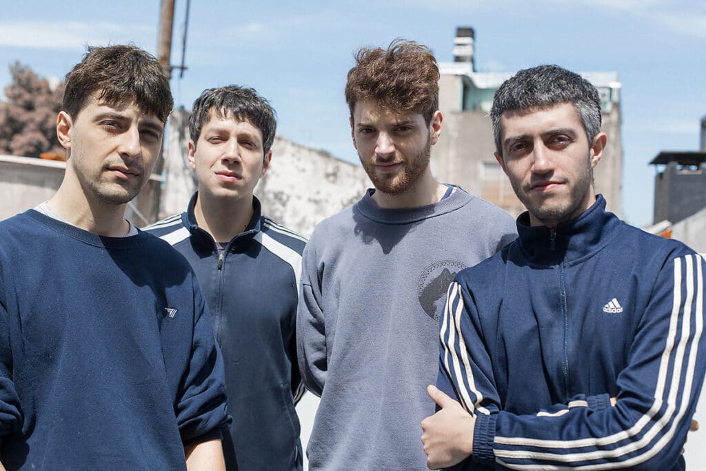 Bestia Bebé - Desde el barrio de Boedo y para el mundo llegó Bestia Bebé. Cuatro amigos haciendo canciones que hablan sobre la amistad, el barrio, el fútbol en todas sus dimensiones, los autos y el amor. Con guitarras y voces al frente, la banda siguió la escuela de grupos como Guided by Voices, Weezer, Pavement, Sonic Youth, pero también mezcla influencias heavyes y punks como Ramones, Mal Momento, Almafuerte y Metallica. Bestia Bebé