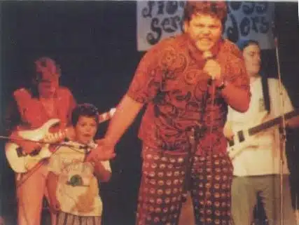 Hallibour Fiberglass Sereneiders - Esta banda nació como soporte del cómico Alfredo Casero en sus programas de TV "Cha cha cha" y "De la cabeza". Aprovechando la popularidad, se presentaron en varios pubs y editaron un disco en 1994. Basado en letras irónicas y parodias, el disco tiene difusión con "Endrogada en Adrogué" y la chacarera "Usá condón". Al año siguiente, ya sin Urtizberea, cerraban el programa semanal de Casero en América 2. Hallibour Fiberglass Sereneiders