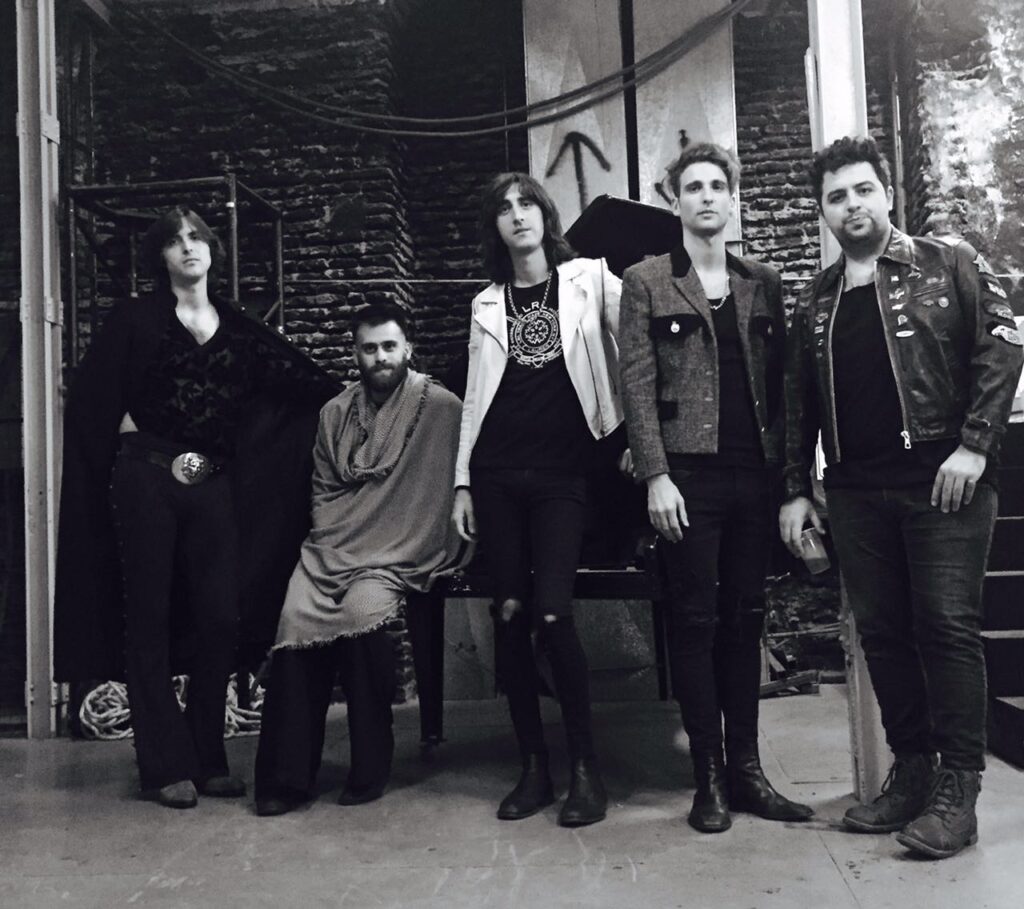 Indios - En 2013 editan “Indios”, su primer álbum oficial. Reúne 12 canciones propias. Indios, 2016
