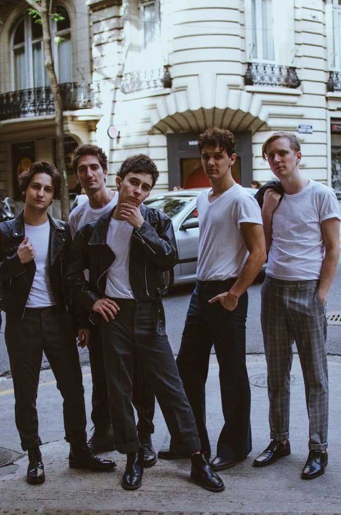 Joystick - Joystick nació en Chabás, un pequeño pueblo de la provincia de Santa Fe, cuando cuatro amigos de apenas 14 años decidieron formar en 2012 una banda de rock para componer y tocar sus propias canciones. Pano Benincasa puso la voz y la guitarra, Augusto Tasello la batería, Mateo Sinicich la otra guitarra y Luciano “Cliford” Dituro el bajo. Pano, Augusto y Cliford ya venían tocando juntos desde los 12 años, cuando integraban la banda “Pluss”. Joystick