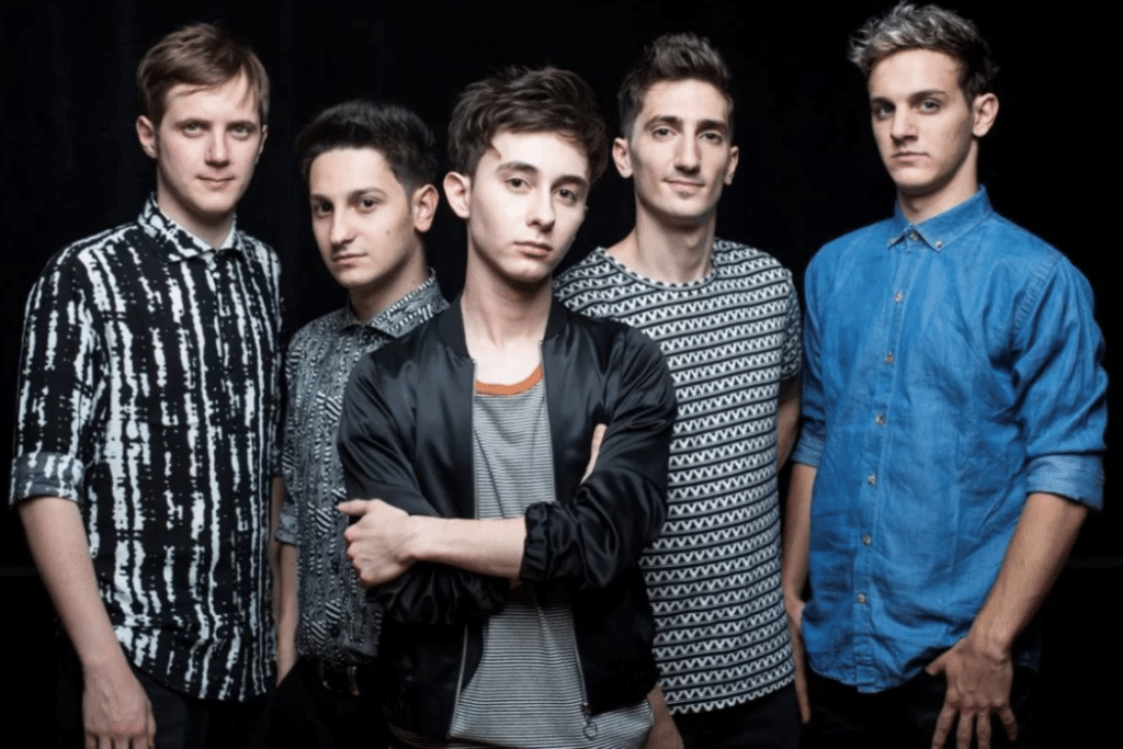 Joystick - Joystick nació en Chabás, un pequeño pueblo de la provincia de Santa Fe, cuando cuatro amigos de apenas 14 años decidieron formar en 2012 una banda de rock para componer y tocar sus propias canciones. Pano Benincasa puso la voz y la guitarra, Augusto Tasello la batería, Mateo Sinicich la otra guitarra y Luciano “Cliford” Dituro el bajo. Pano, Augusto y Cliford ya venían tocando juntos desde los 12 años, cuando integraban la banda “Pluss”. Joystick