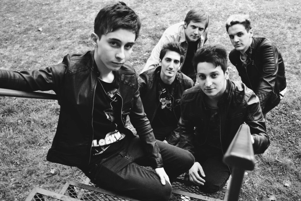 Joystick - Joystick nació en Chabás, un pequeño pueblo de la provincia de Santa Fe, cuando cuatro amigos de apenas 14 años decidieron formar en 2012 una banda de rock para componer y tocar sus propias canciones. Pano Benincasa puso la voz y la guitarra, Augusto Tasello la batería, Mateo Sinicich la otra guitarra y Luciano “Cliford” Dituro el bajo. Pano, Augusto y Cliford ya venían tocando juntos desde los 12 años, cuando integraban la banda “Pluss”. Joystick