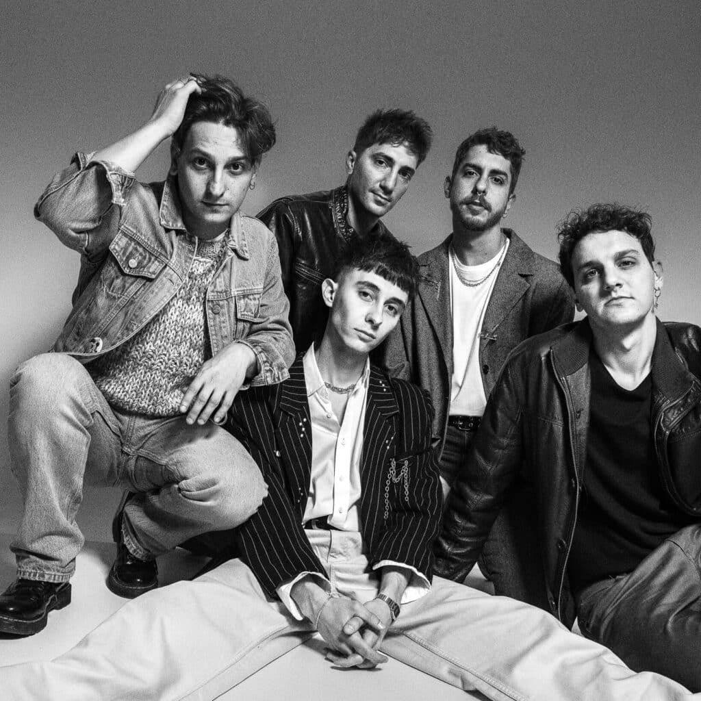 Joystick - Joystick nació en Chabás, un pequeño pueblo de la provincia de Santa Fe, cuando cuatro amigos de apenas 14 años decidieron formar en 2012 una banda de rock para componer y tocar sus propias canciones. Pano Benincasa puso la voz y la guitarra, Augusto Tasello la batería, Mateo Sinicich la otra guitarra y Luciano “Cliford” Dituro el bajo. Pano, Augusto y Cliford ya venían tocando juntos desde los 12 años, cuando integraban la banda “Pluss”. Joystick, 2023