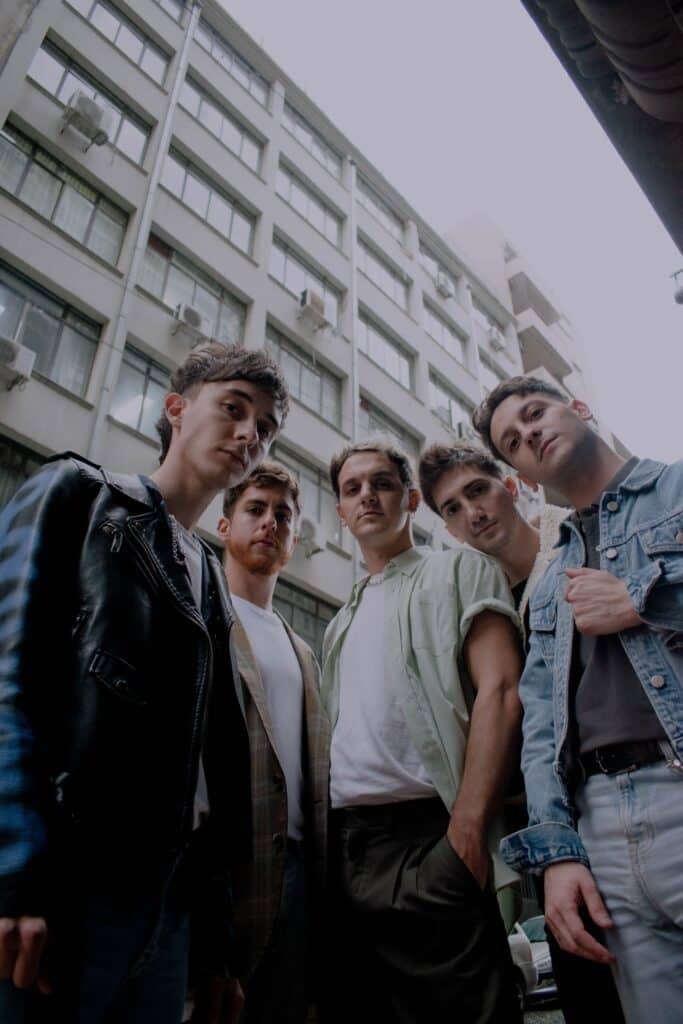 Joystick - Joystick nació en Chabás, un pequeño pueblo de la provincia de Santa Fe, cuando cuatro amigos de apenas 14 años decidieron formar en 2012 una banda de rock para componer y tocar sus propias canciones. Pano Benincasa puso la voz y la guitarra, Augusto Tasello la batería, Mateo Sinicich la otra guitarra y Luciano “Cliford” Dituro el bajo. Pano, Augusto y Cliford ya venían tocando juntos desde los 12 años, cuando integraban la banda “Pluss”. Joystick, 2023