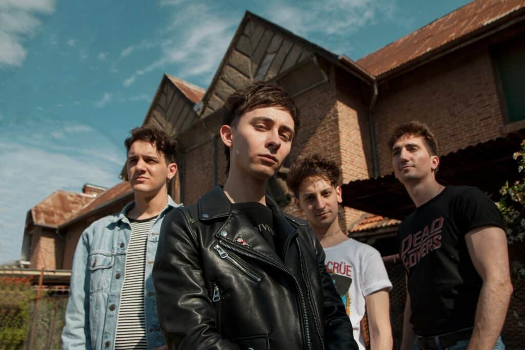 Joystick - Joystick nació en Chabás, un pequeño pueblo de la provincia de Santa Fe, cuando cuatro amigos de apenas 14 años decidieron formar en 2012 una banda de rock para componer y tocar sus propias canciones. Pano Benincasa puso la voz y la guitarra, Augusto Tasello la batería, Mateo Sinicich la otra guitarra y Luciano “Cliford” Dituro el bajo. Pano, Augusto y Cliford ya venían tocando juntos desde los 12 años, cuando integraban la banda “Pluss”. Joystick, 2021
