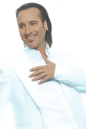Manuel Wirzt - Manuel Wirzt comenzó su carrera en Buenos Aires como mimo en los shows de Juan Carlos Baglietto. En 1987 inició su carrera solista con "En funcionamiento". La presentación de este material tuvo lugar en el Chateau Rock, donde fue elegido como la revelación del festival. Manuel Wirzt