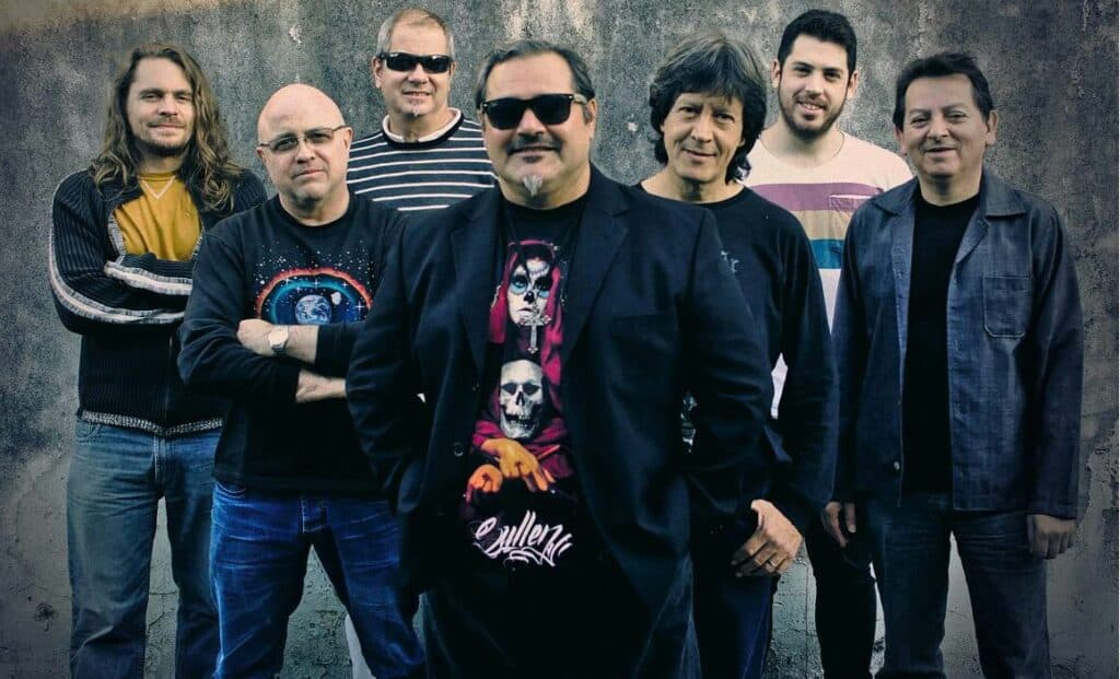 Pablo el Enterrador - Pablo el Enterrador nació en la ciudad de Rosario a comienzos de los 70 con Jorge Antún, Koki Andon Brandolini, Juan Carlos Savia, Rubén Goldín y Lalo de los Santos. Su debut se produjo en 1973 en la segunda fecha de la Organización Independiente Rosarina de Rock. Pablo el Enterrador