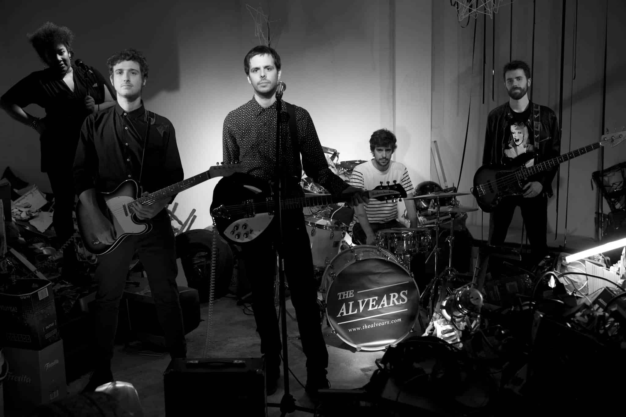 The Alvears: "No hay nada que nos pueda cerrar puertas" - The Alvears se formó en 2010 y completa sus filas con Leandro Fuks (guitarra), Martín Nastro (bajo) y Rodrigo Genni (batería) y la participación de Francia Herrera en coros en los shows. En su álbum debut reflejan un sonido prolijo que se prolonga a los largo de las ocho canciones en inglés que lo conforman. The Alvears