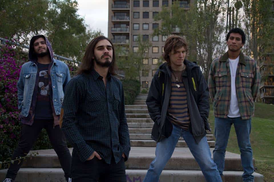 Smilodon: "Tenemos un sonido joven, potente y estridente" - Con el rock alternativo y el grunge como bandera e influencias que incluyen a los Foo Fighters, Pearl Jam, Nirvana y Audioslave, entre otros, este flamante cuarteto Smilodon presenta su álbum debut, "Ocular". “Lo fundamental está en nuestro toque de ser modernos sin dejar ese sonido vintage afuera y ahí entran bandas actuales importantes como Gorillaz, Incubus y grupos locales como Eruca Sativa, Carajo, Catupecu Machu o Los Brujos y obviamente todas nuestras bandas amigas con las que compartimos cada día”, afirma el bajista Ioni Struzer.
Smilodon se completa con Jano Fernández Martínez (voz), Alan Daniels (batería) y Juan Manuel Rogatky (guitarra). Formados en 2014, un año después editaron un primer demo, "Primitivo", como carta de presentación hasta el lanzamiento de este álbum debut de larga duración producido por Stephanie Prez y Jeremías Estive de Face Cream.
“Siempre nos gustaron mucho nuestras canciones y nuestro mensaje y queríamos entrar a grabar cuanto antes”, reconoce Ioni y señala que en este álbum buscaron mostrar el trayecto personal por el que toda persona atraviesa y que desde su título, "Ocular", expresan lo vital que ver claramente para poder crecer. “Es un viaje al interior de uno mismo y ver en qué uno cometió errores y cómo esto le ha afectado y toma la decisión de seguir adelante, de aprender y encarar el futuro con ojos brillantes –enumera el bajista–. De ahí quisimos mostrar el efecto visión, de cómo cegados por lo que nos dicen o manipulan los otros, del ambiente tóxico que nos rodea y/o de nuestra propia terquedad, nos soltamos y vemos todo con ojos distintos”.
¿Qué tiene Smilodon para ocupar un lugar en la escena emergente?
Tenemos un sonido joven, potente y estridente y que va a ser nuevo para el oído de todos. Tenemos una química en vivo que resulta en que las canciones nunca suenan iguales y que deja a nuestro público diciéndonos que cada día sonamos mucho mejor. Tenemos un vínculo entre los cuatro que crece día a día y ya nos reconocen por eso, siempre nos dicen que se nota que somos Smilodon (risas). Y sobre todas las cosas, tenemos a nuestra familia, a nuestros amigos, que son lo mejor que nos puede haber pasado. Si no fuera por su apoyo, su fuerza, sus cumplidos, su todo, ninguno de los cuatro habría pensado que llegaríamos a este día a presentar un tremendo disco del que estamos orgullosos y queremos que todo nuestro círculo lo esté también.
Smilodon se presentará el viernes 1 de septiembre, a las 20, en El Emergente Almagro. Acuña de Figueroa 1030, CABA. a3a48c9b c23a 4da3 8565 473584d8873a