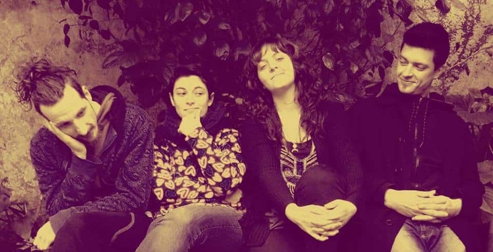 Del Valle: "Quedamos muy conformes con el resultado" - A modo de carta presentación, este cuarteto porteño de soul, funk y triphop lanza en formato digital su primer EP, "Live in Paternal", el cual cuenta con su registro audiovisual. "Creo que no lo pensamos demasiado –reconoce Johana Gandolfo, voz y guitarra de Del Valle-. A la locación ya la conocíamos, es la casa de una amiga; siempre decíamos de hacer algo ahí porque es inusual un espacio verde tan grande en el corazón de Capital. Fue autogestionado, con amigos que se comprometieron desde un principio con la idea y fueron los impulsores. Teniendo en cuenta tiempos de realización, fue mucho más factible presentarlo en este formato que grabar un disco". Como toda banda, el génesis de este material para Del Valle fue el usual: reunir una buena cantidad de canciones sueltas, ensayar y comenzar a tocar en distintos shows. Luego el camino del conjunto que se completa con Federico Novak (guitarra), Flavia Cohen (bajo) y Gastón Pesce (batería) se hizo más fácil con el apoyo y contacto de amistades que propusieron registrar en vivo los cuatro temas del EP, que finalmente fue filmado por la productora Vudú Multimedia, grabado y mezclado por el propio baterista y masterizado por Marcelo Suraniti en Martillo Estudio. "Nos pusimos en marcha a estudiar el lugar, cómo se comportaba la luz durante el día, a pensar cómo armábamos, el equipamiento que había que llevar –señala Johana sobre el armado del material-. Logramos concretarlo en un día. Después vino la etapa de selección de tomas y mezcla, que llevó un poquito más de tiempo, pero quedamos muy conformes con el resultado. Creemos que la presentación es una puerta a conocer gente nueva y a las oportunidades de crecimiento". ¿Piensan grabar un disco de Larga Duración pronto? Sí, está en nuestros planes. Estamos trabajando actualmente en una pre producción, con el fin de grabar un disco el año que viene. Luego de la sesión surgieron temas nuevos que fueron virando un poco la vibra de la banda hacia algo más urbano, con un contenido lírico también un poco más denso. Agregamos baterías electrónicas, teclados y algunos pedales de efectos más. Creo que en el disco vamos a experimentar mucho con la búsqueda del audio que más nos siente, nos represente y englobe toda esta primera etapa creativa que estamos viviendo. ¿En qué dirían que se destaca Del Valle? Somos una banda de amigos de amigos que se hicieron amigos (Risas). En qué nos destacamos: no sé, la verdad es una pregunta difícil. Pero algo que considero especial de nosotros es que nos comemos una cremona por ensayo. Creo que no existe otra banda que nos supere en eso. Se convirtió en un ritual ya. Del Valle se presentará el jueves 14 de septiembre, a las 21, en Caras y Caretas. Sarmiento 2037, CABA a550eb37 06a4 430c b0b5 f6fb11cc2d41